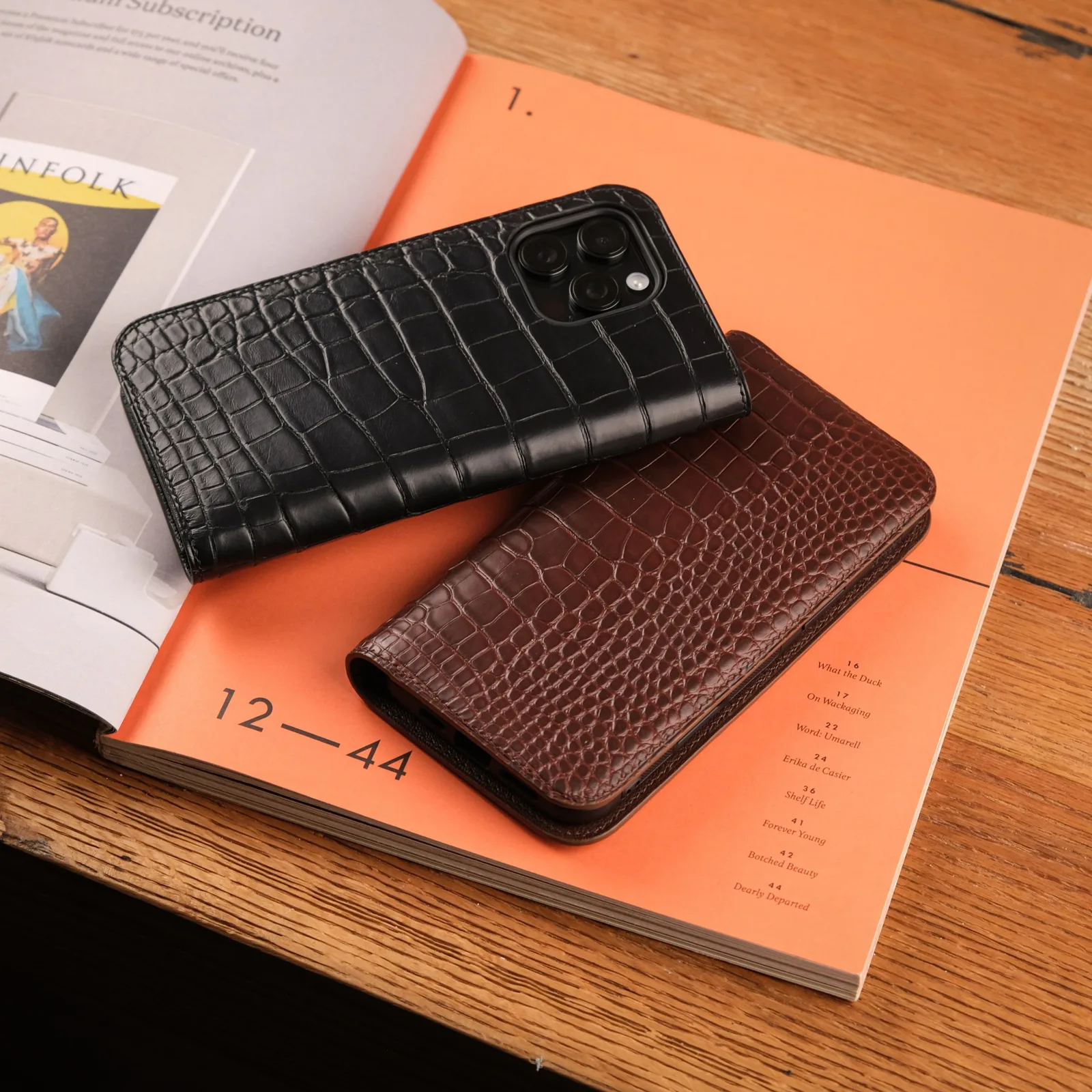 Ảnh Lifestyle Bao da điện thoại dáng gập da cá sấu - Koi Leather