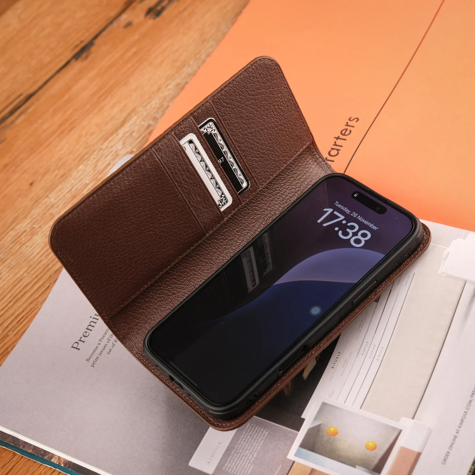 Ảnh Lifestyle Bao da điện thoại dáng gập da cá sấu - Koi Leather