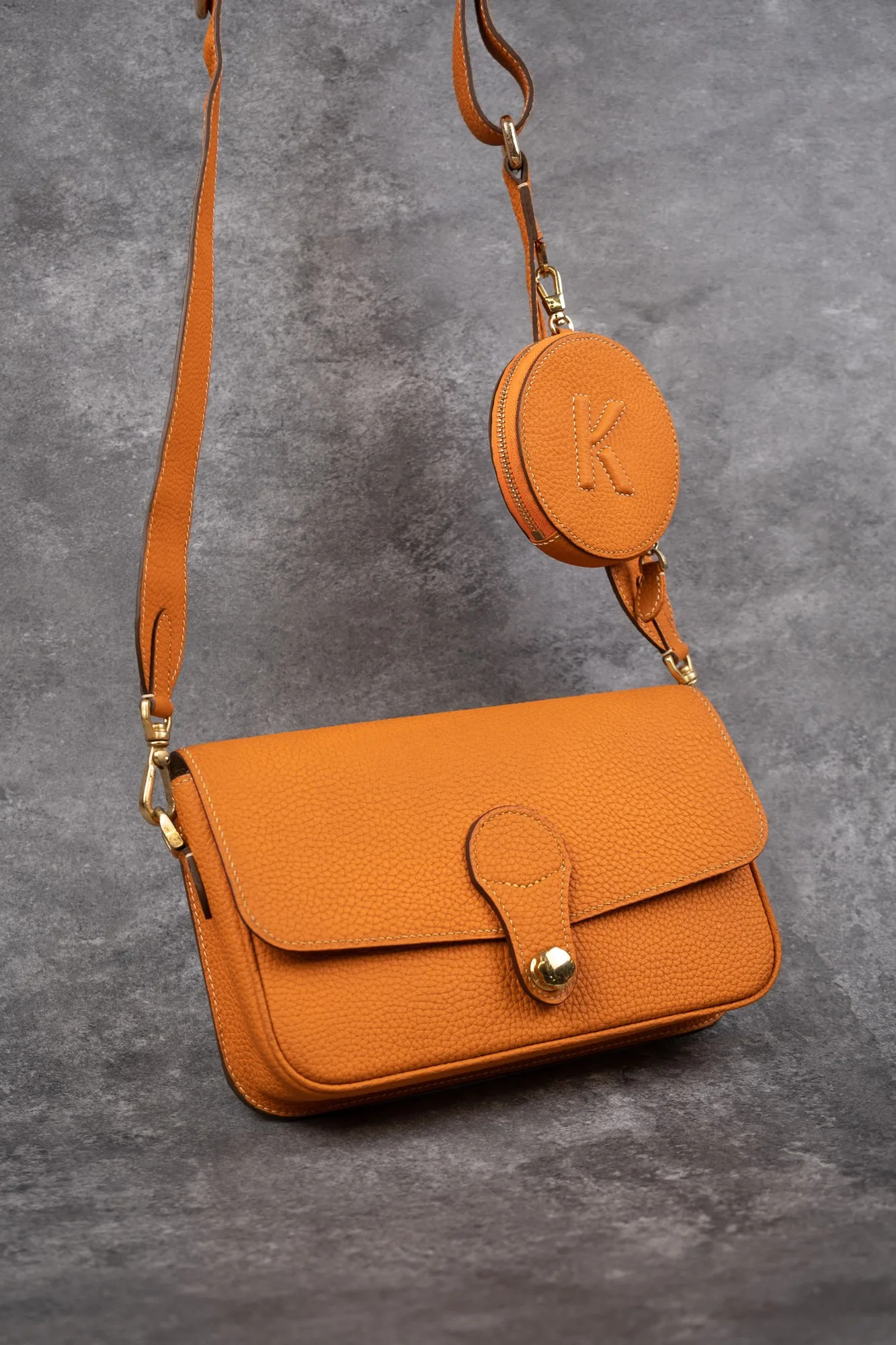 Ảnh Studio Túi Matame da bò Togo nắp gập kèm ví tròn treo dây - Koi Leather