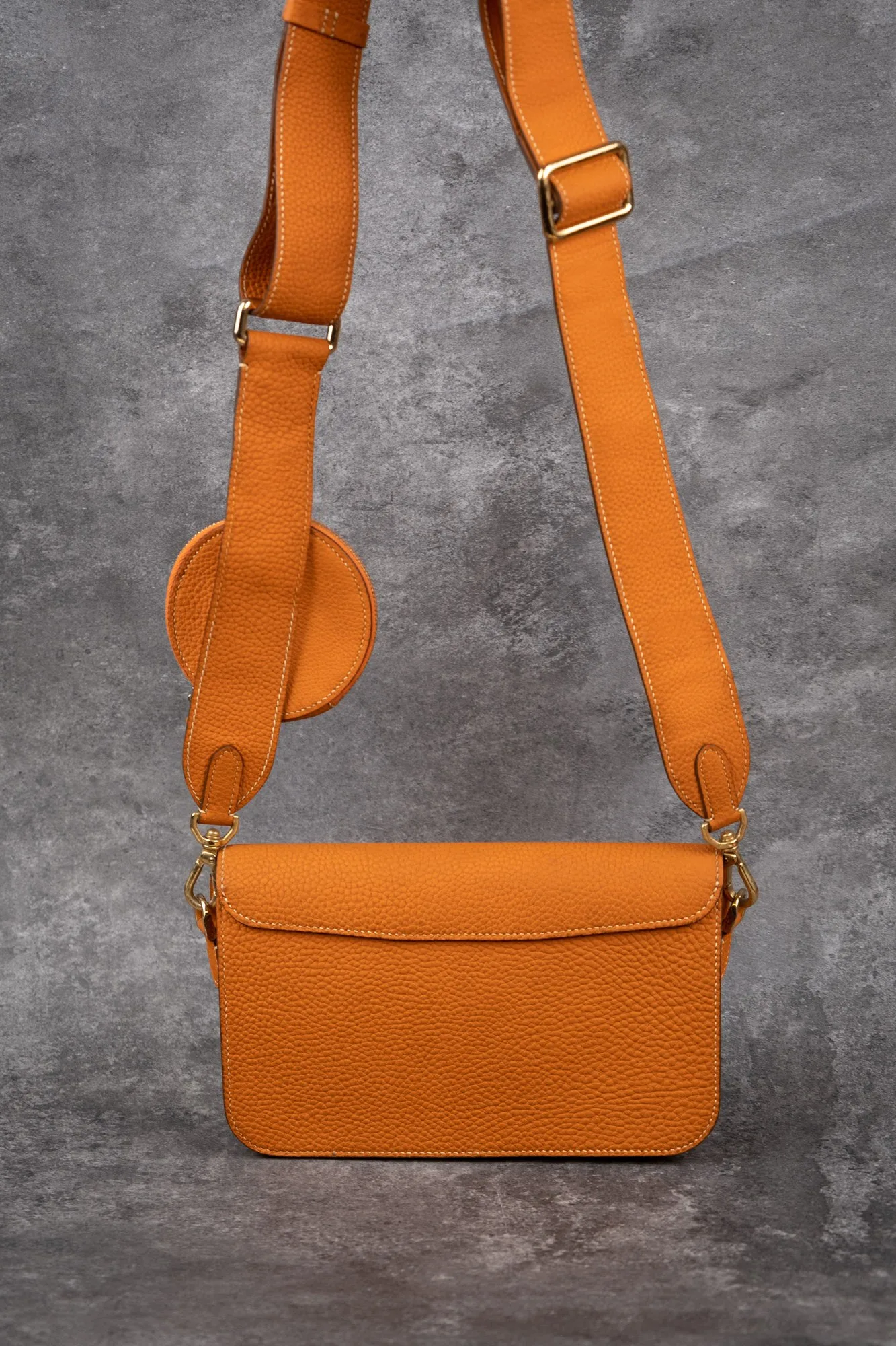 Ảnh Studio Túi Matame da bò Togo nắp gập kèm ví tròn treo dây - Koi Leather