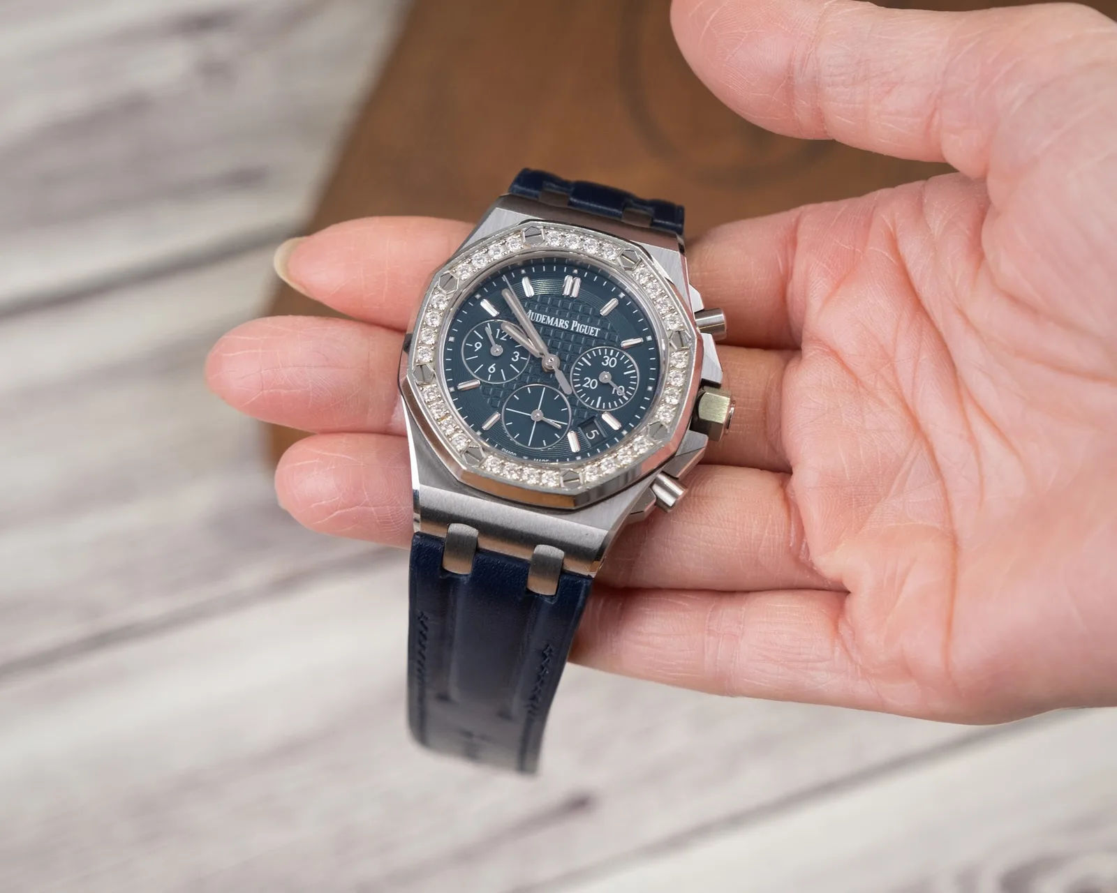 Ảnh Lifestyle Dây đồng hồ da Epsom xanh navy cho Audemars Piguet - Koi Leather