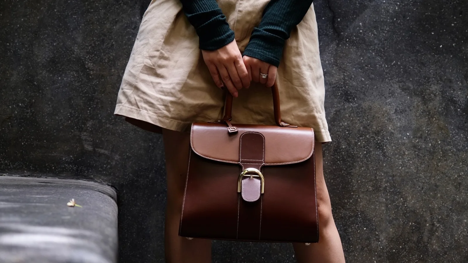 Ảnh Lifestyle Túi xách da Box Calf phối màu dáng nắp gập quai xách - Koi Leather