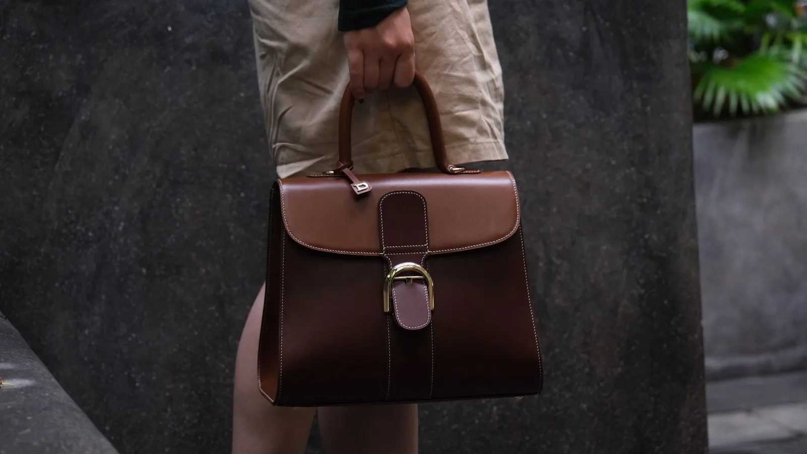 Ảnh Lifestyle Túi xách da Box Calf phối màu dáng nắp gập quai xách - Koi Leather