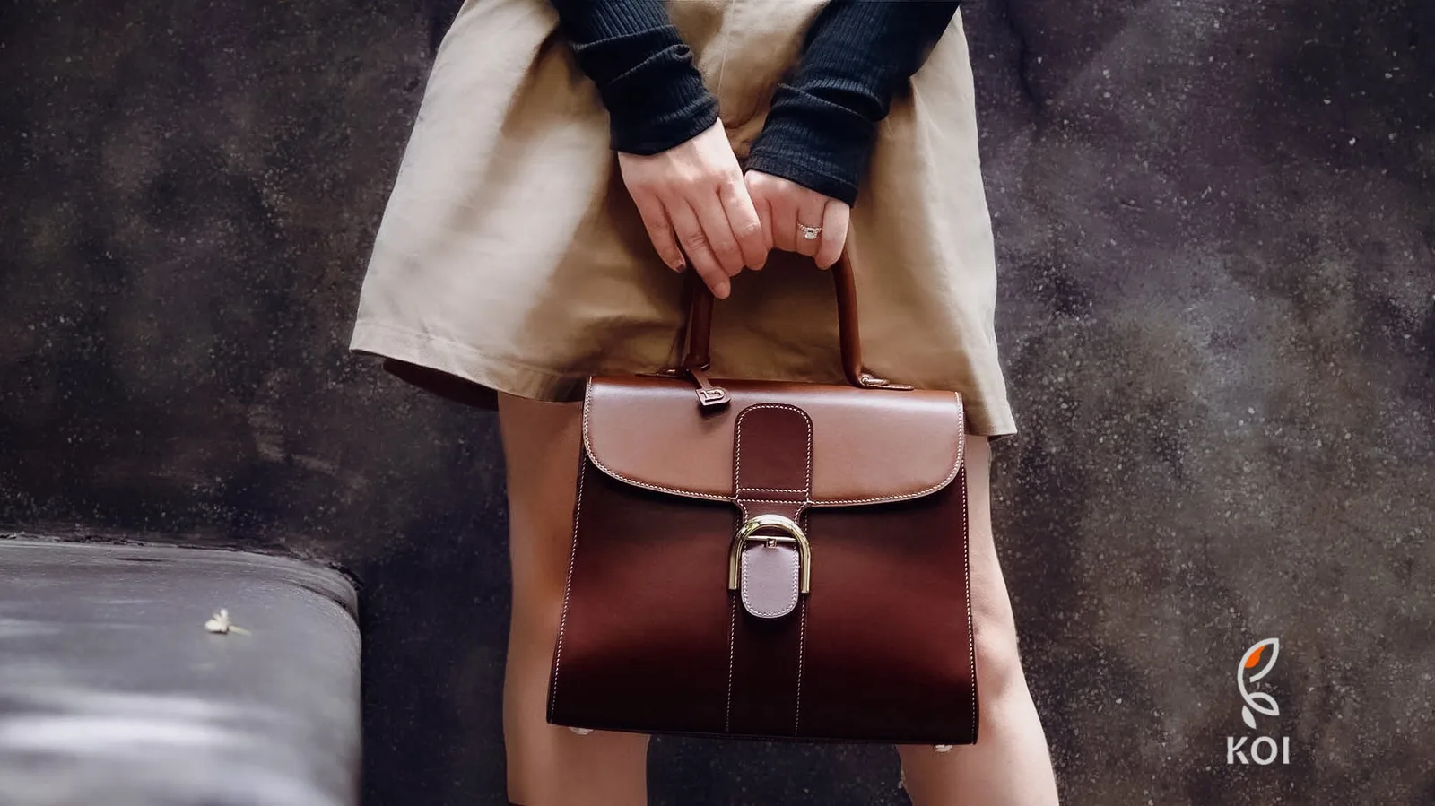 Ảnh Lifestyle Túi xách da Box Calf phối màu dáng nắp gập quai xách - Koi Leather