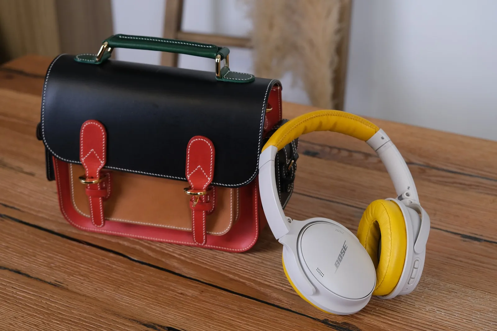 Ảnh Lifestyle Bọc đệm da tai nghe chụp tai màu vàng - Koi Leather