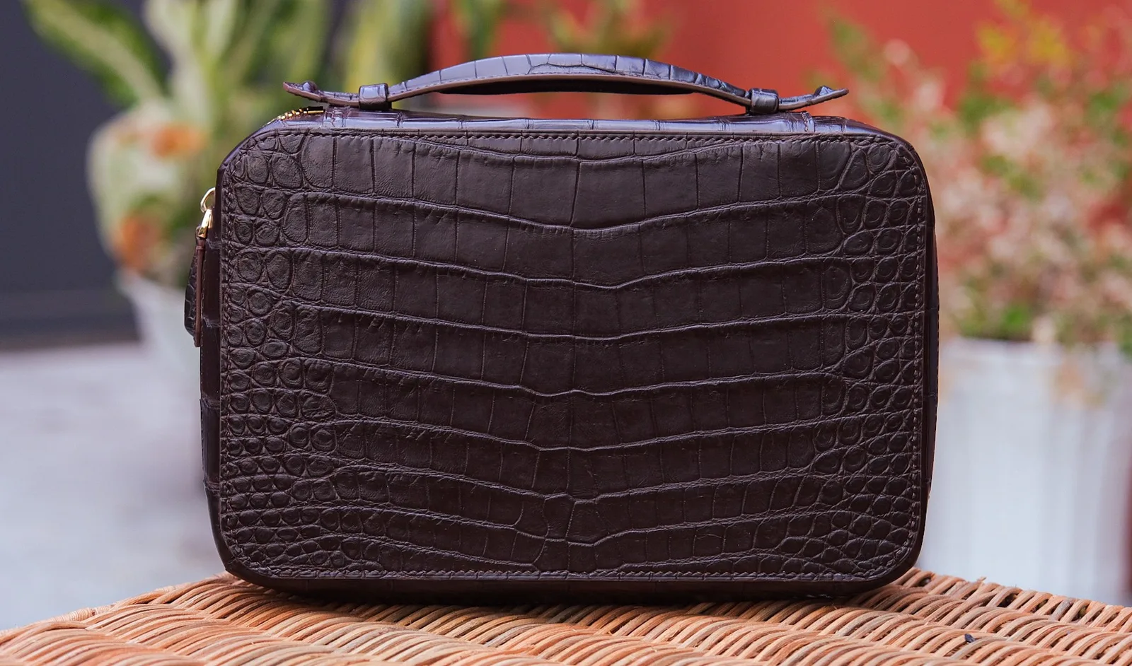 Ảnh Lifestyle Clutch đựng cigar da cá sấu dáng hộp quai xách - Koi Leather