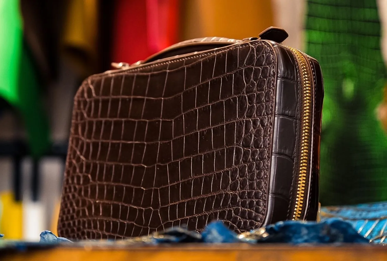 Ảnh Studio Clutch đựng cigar da cá sấu dáng hộp quai xách - Koi Leather