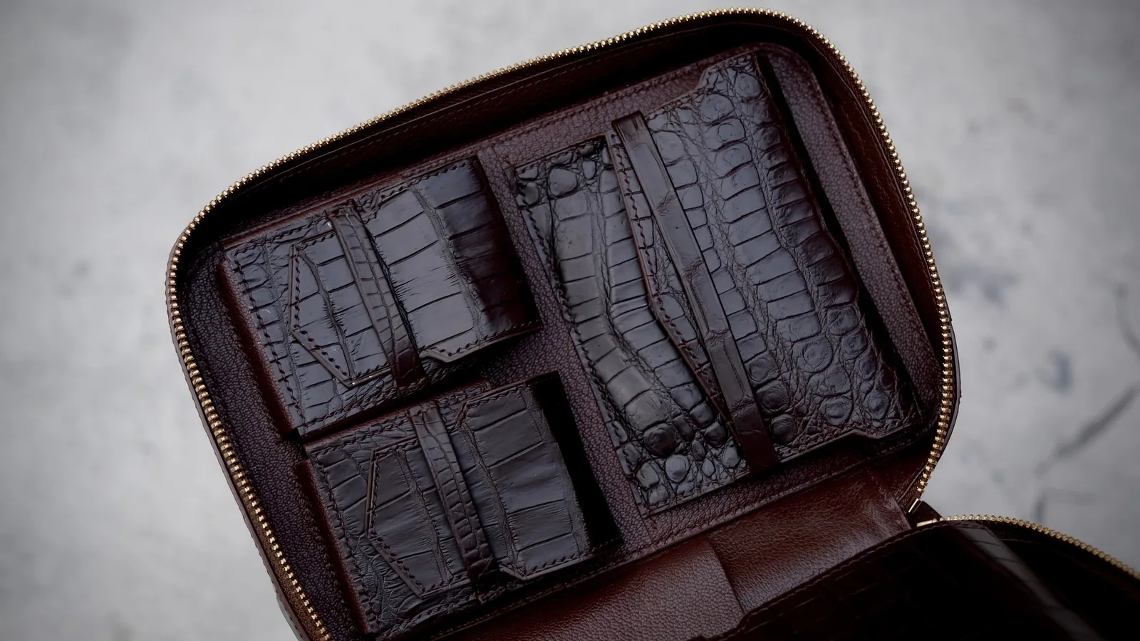Ảnh Studio Clutch đựng cigar da cá sấu dáng hộp quai xách - Koi Leather