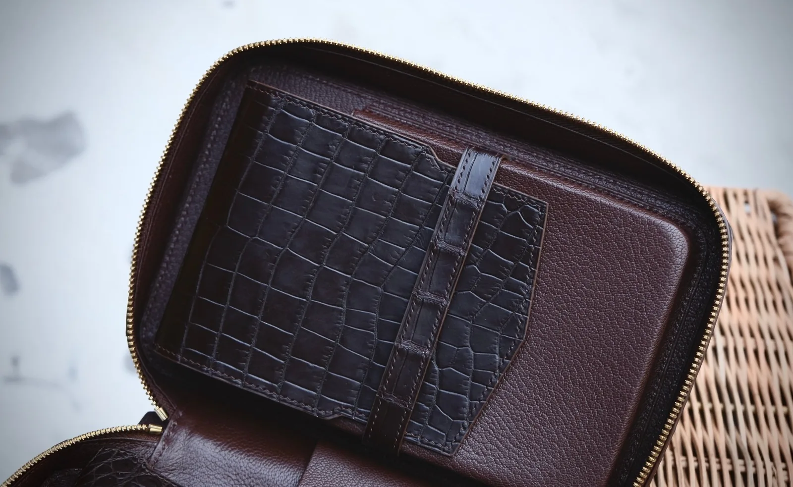 Ảnh Studio Clutch đựng cigar da cá sấu dáng hộp quai xách - Koi Leather