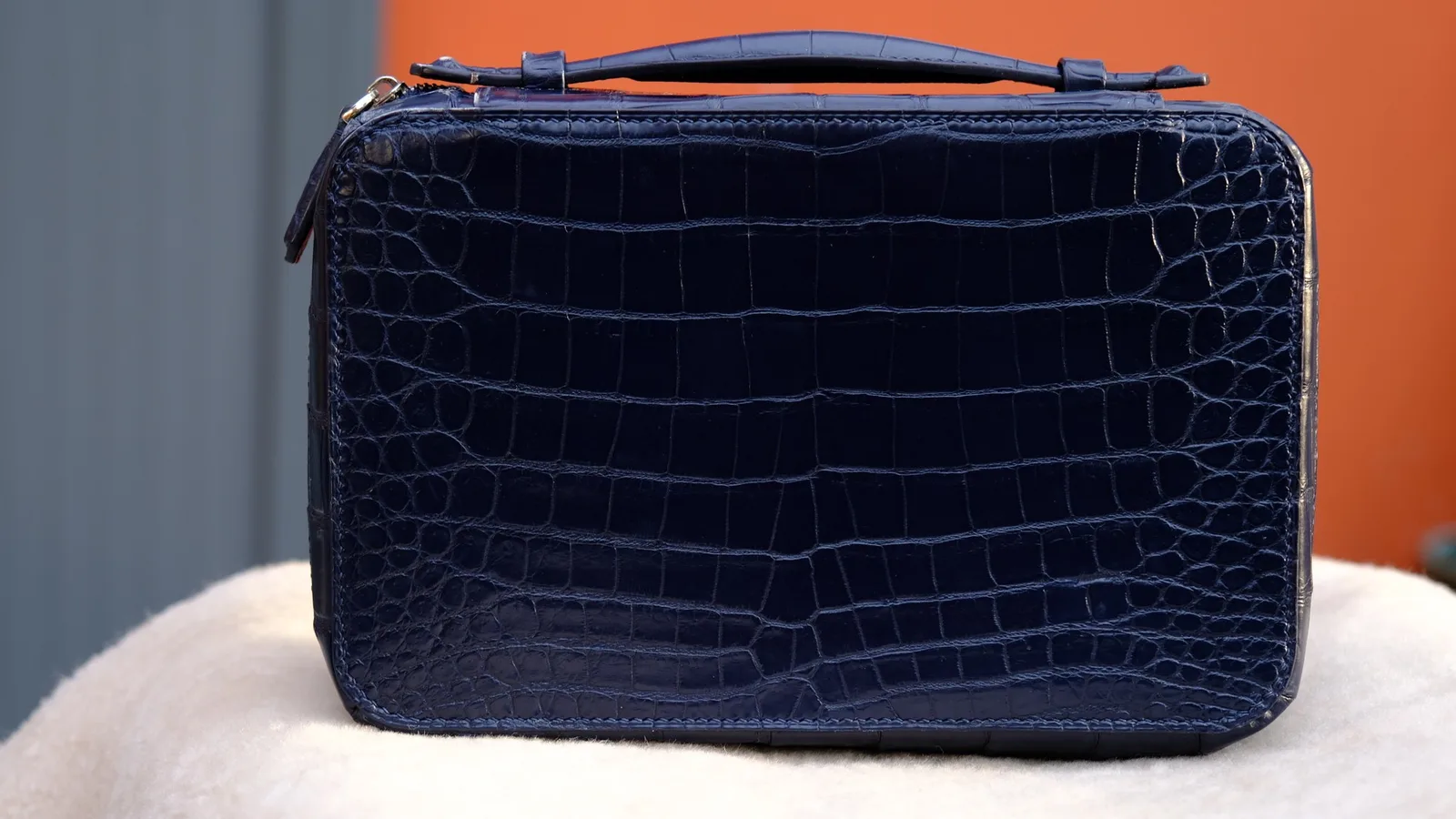 Ảnh Studio Clutch đựng cigar da cá sấu dáng hộp quai xách - Koi Leather