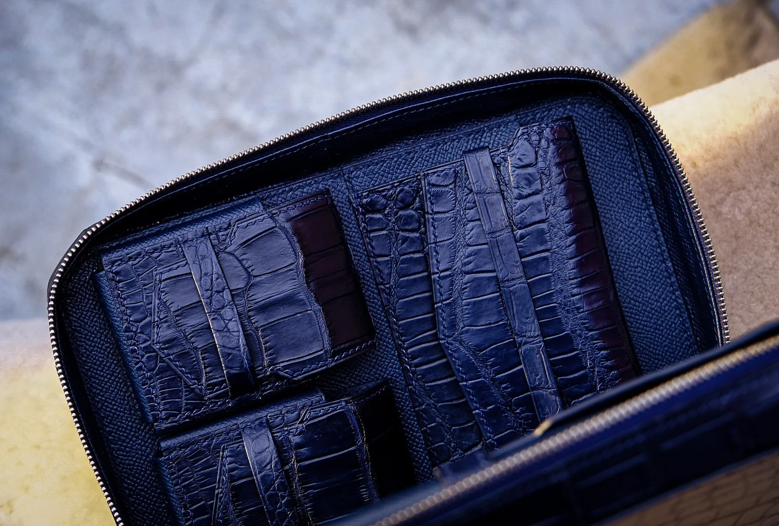 Ảnh Studio Clutch đựng cigar da cá sấu dáng hộp quai xách - Koi Leather