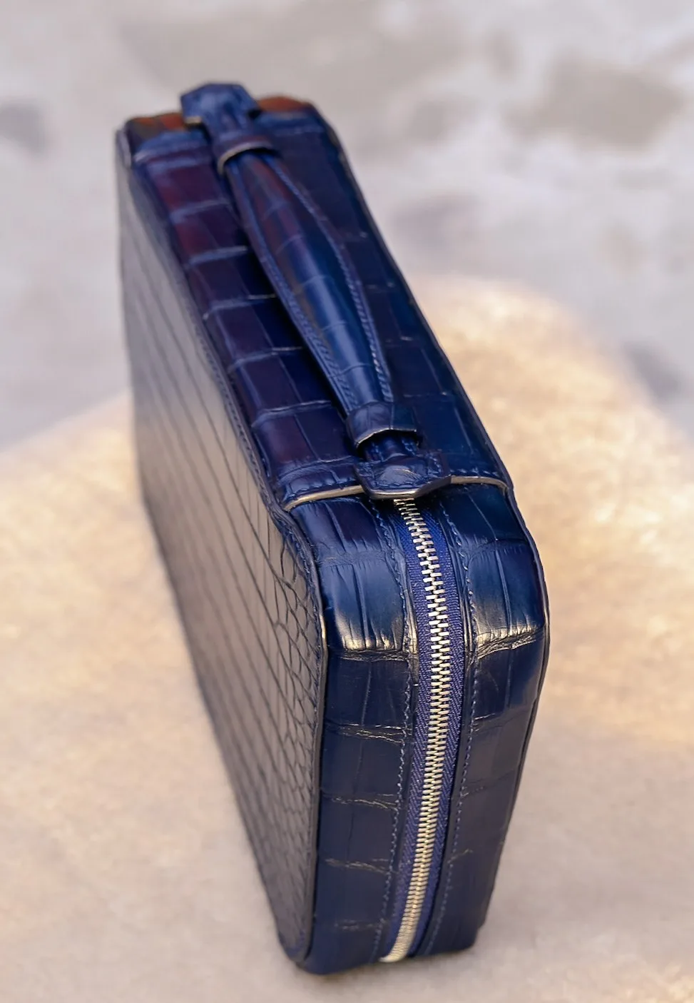 Ảnh Studio Clutch đựng cigar da cá sấu dáng hộp quai xách - Koi Leather