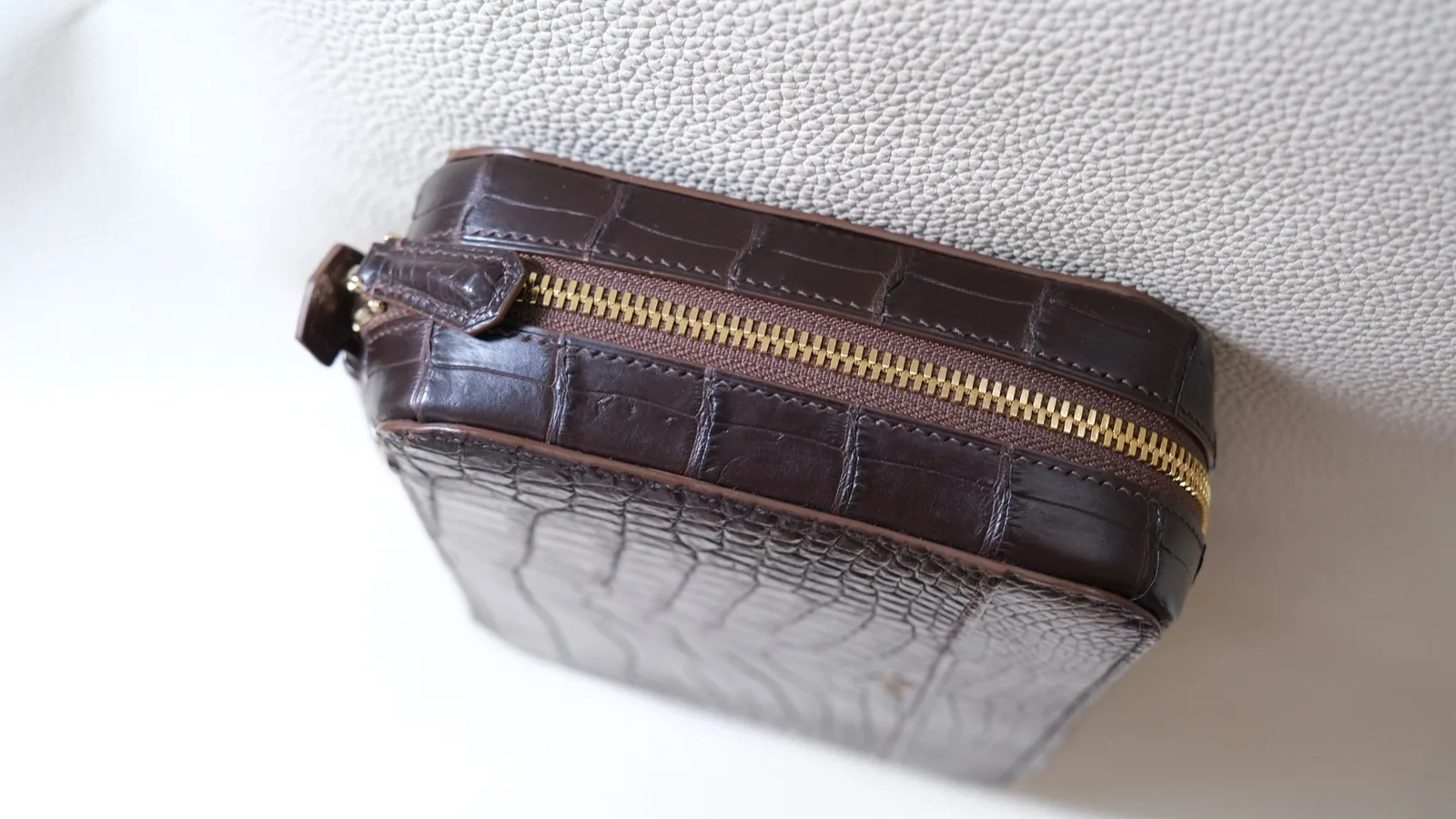 Ảnh Studio Clutch đựng cigar da cá sấu dáng hộp quai xách - Koi Leather