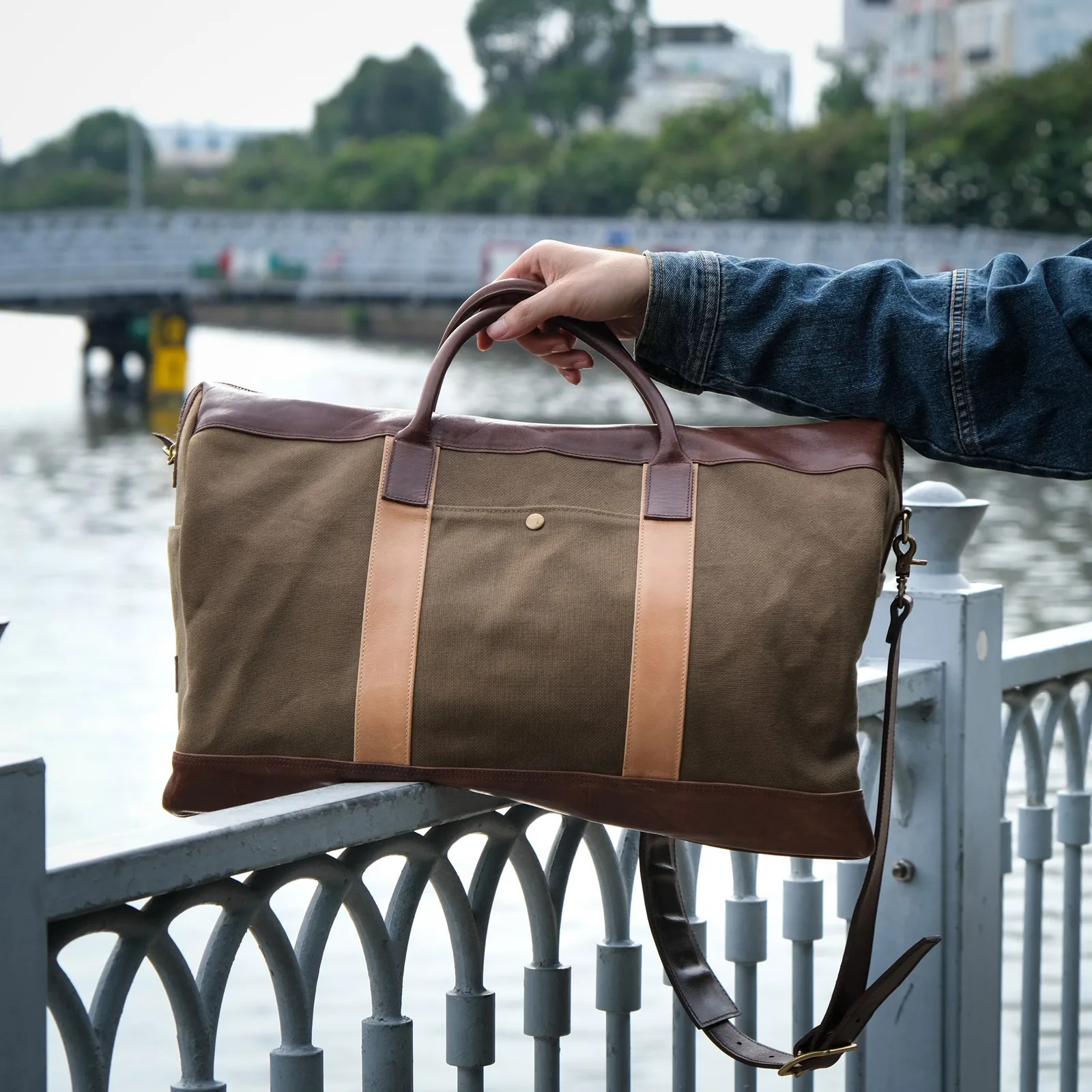 Ảnh Lifestyle Túi duffle vải canvas phối da bò màu nâu - Koi Leather