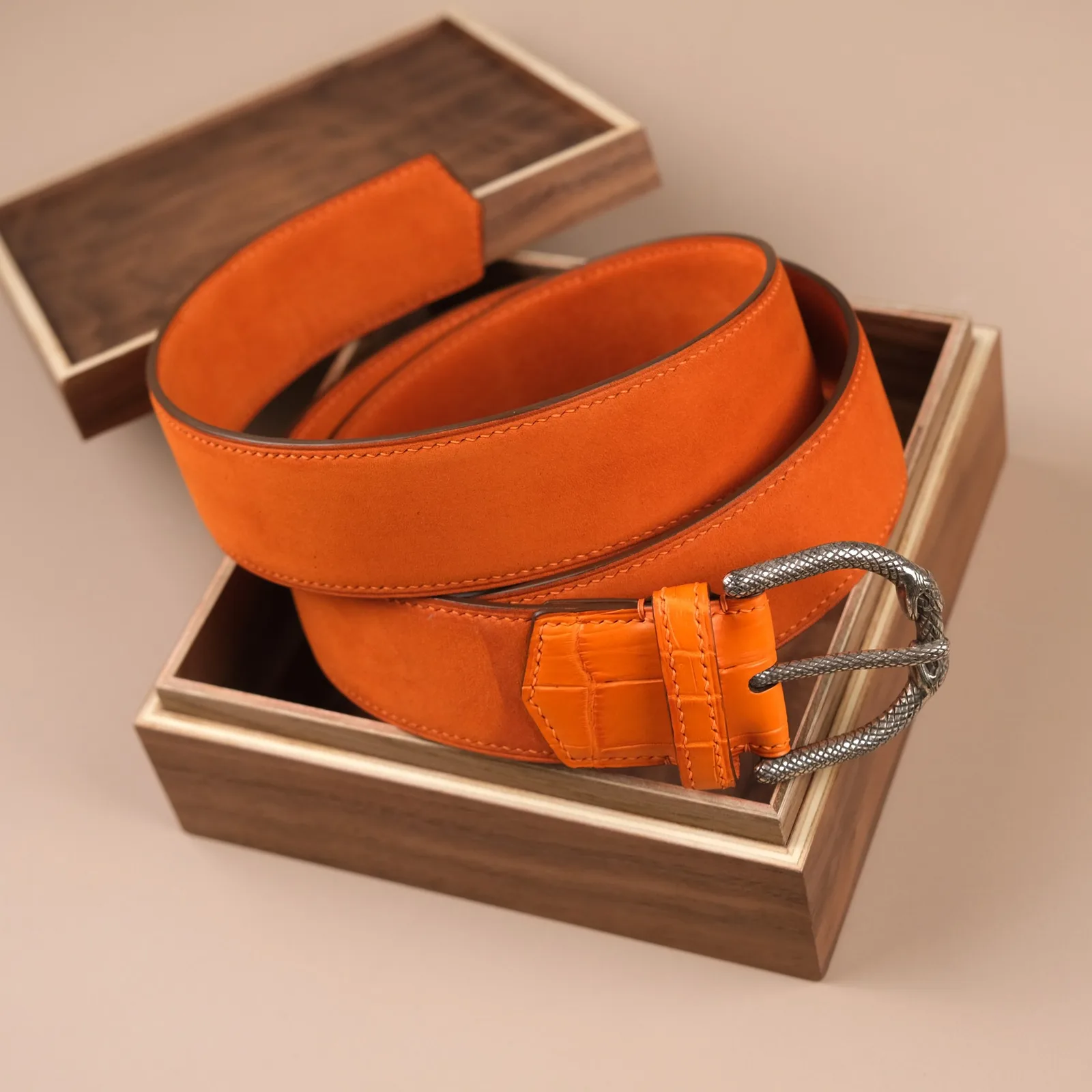 Ảnh Studio Bộ thắt lưng da Nubuck cam và ví zip chân đà điểu xanh - Koi Leather