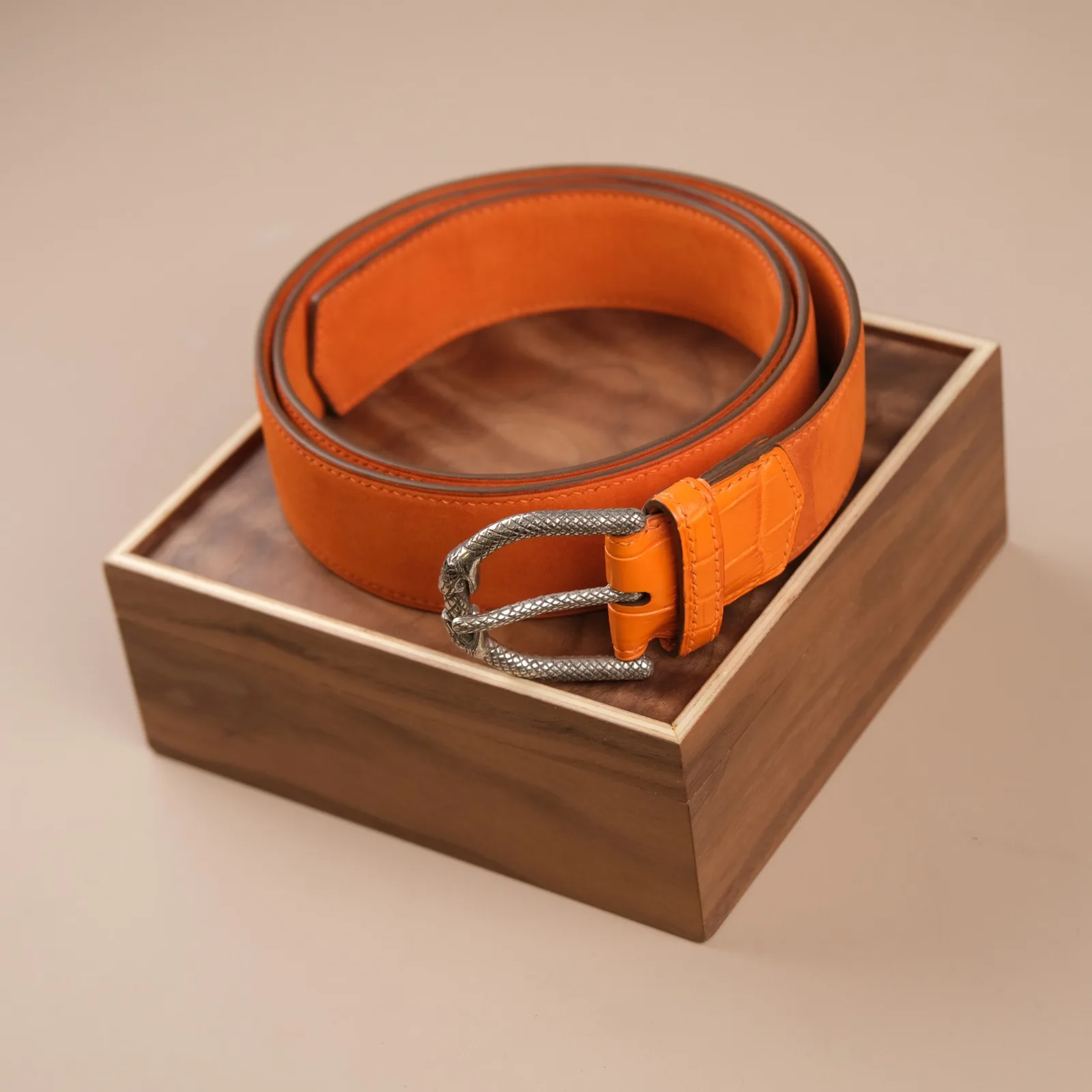 Ảnh Studio Bộ thắt lưng da Nubuck cam và ví zip chân đà điểu xanh - Koi Leather