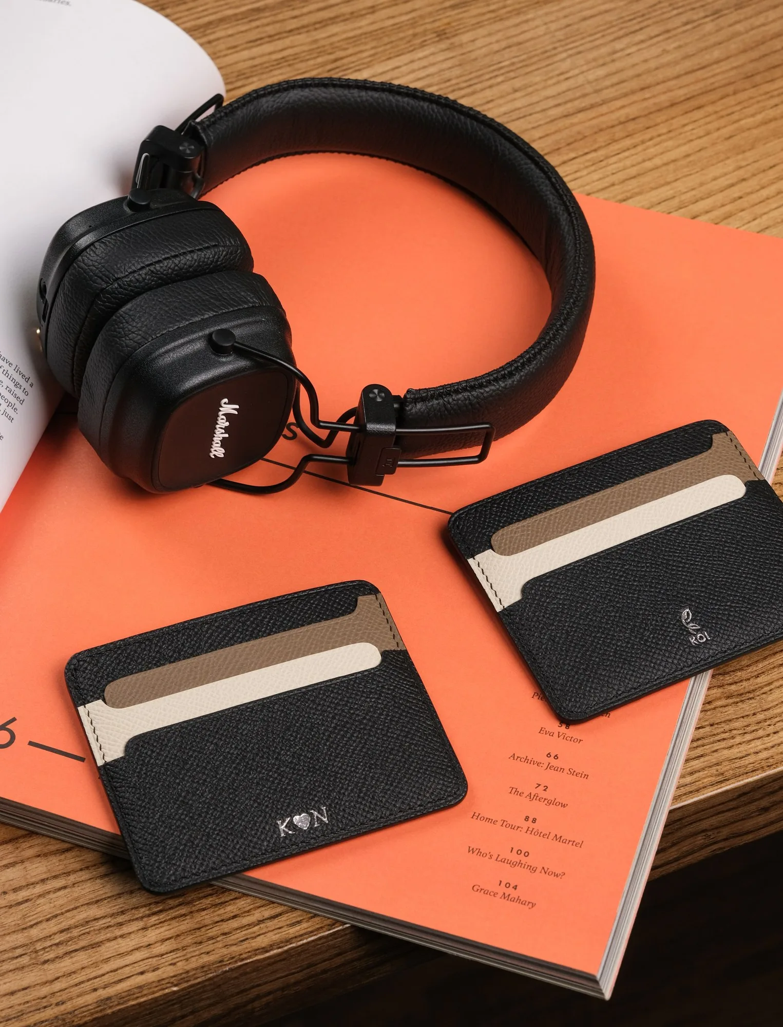Ảnh Lifestyle Ví đựng thẻ Senot da Epsom phối màu xanh navy - Koi Leather