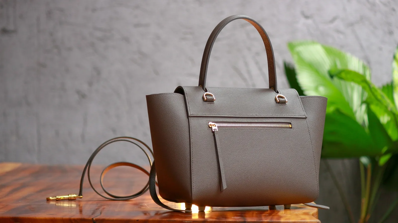 Ảnh Studio Túi xách da bò hạt màu xám quai xách kèm dây đeo - Koi Leather