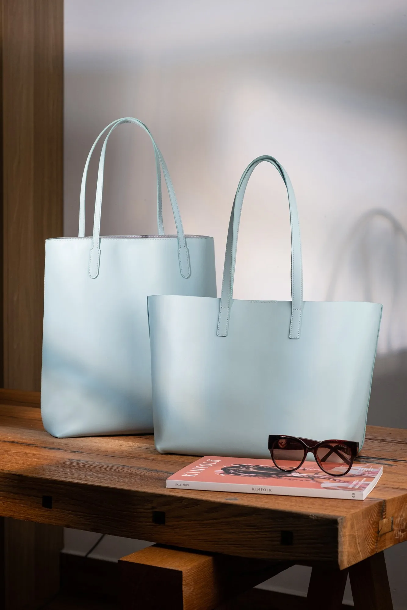 Ảnh Lifestyle Túi tote da bò dáng trơn màu xanh nhạt - Koi Leather