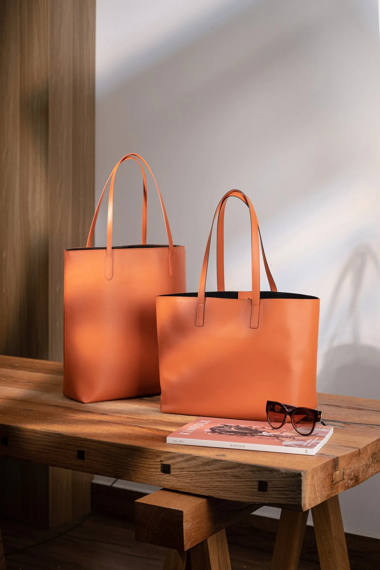 Ảnh Lifestyle Túi tote da bò dáng trơn màu xanh nhạt - Koi Leather