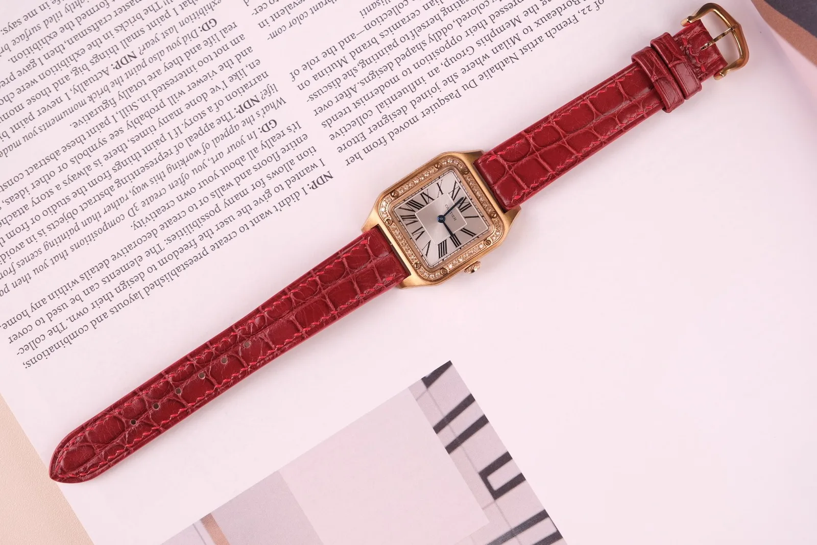 Ảnh Lifestyle Dây đồng hồ da cá sấu màu đỏ mận cho Cartier - Koi Leather