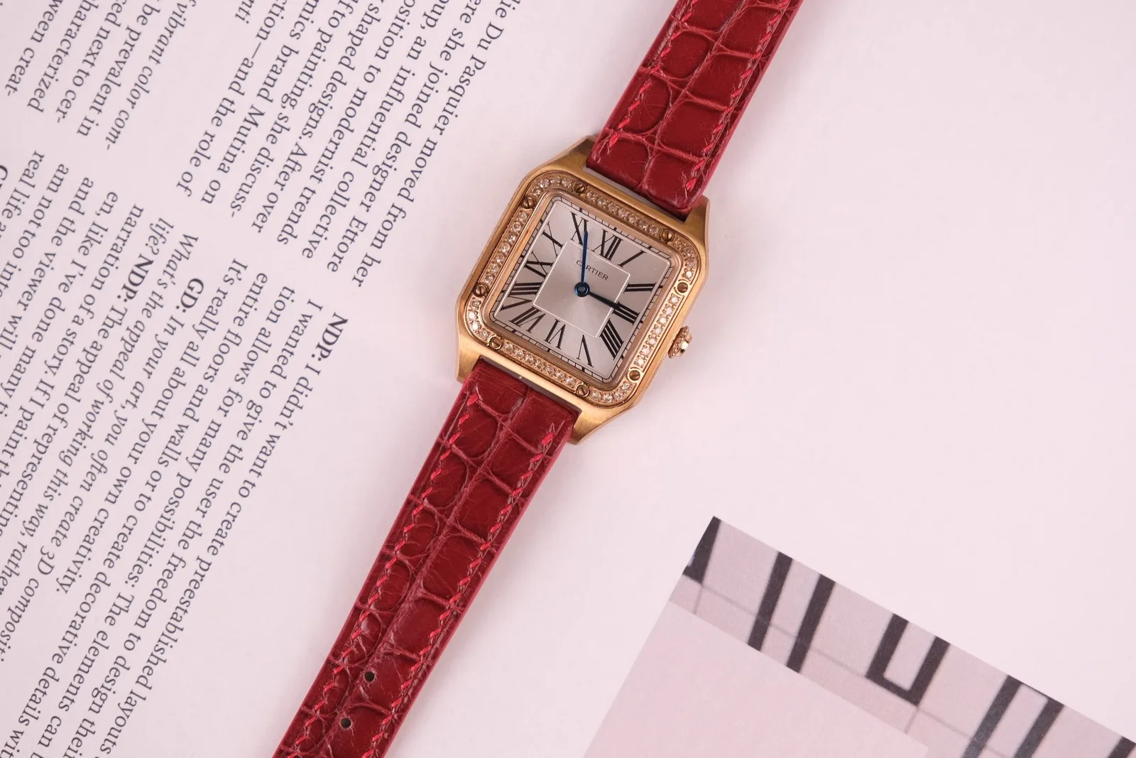 Ảnh Lifestyle Dây đồng hồ da cá sấu màu đỏ mận cho Cartier - Koi Leather