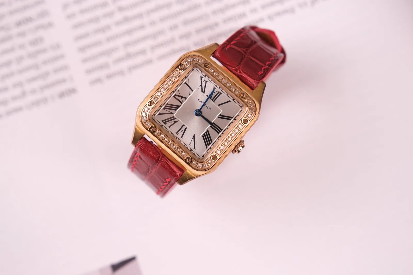 Ảnh Lifestyle Dây đồng hồ da cá sấu màu đỏ mận cho Cartier - Koi Leather