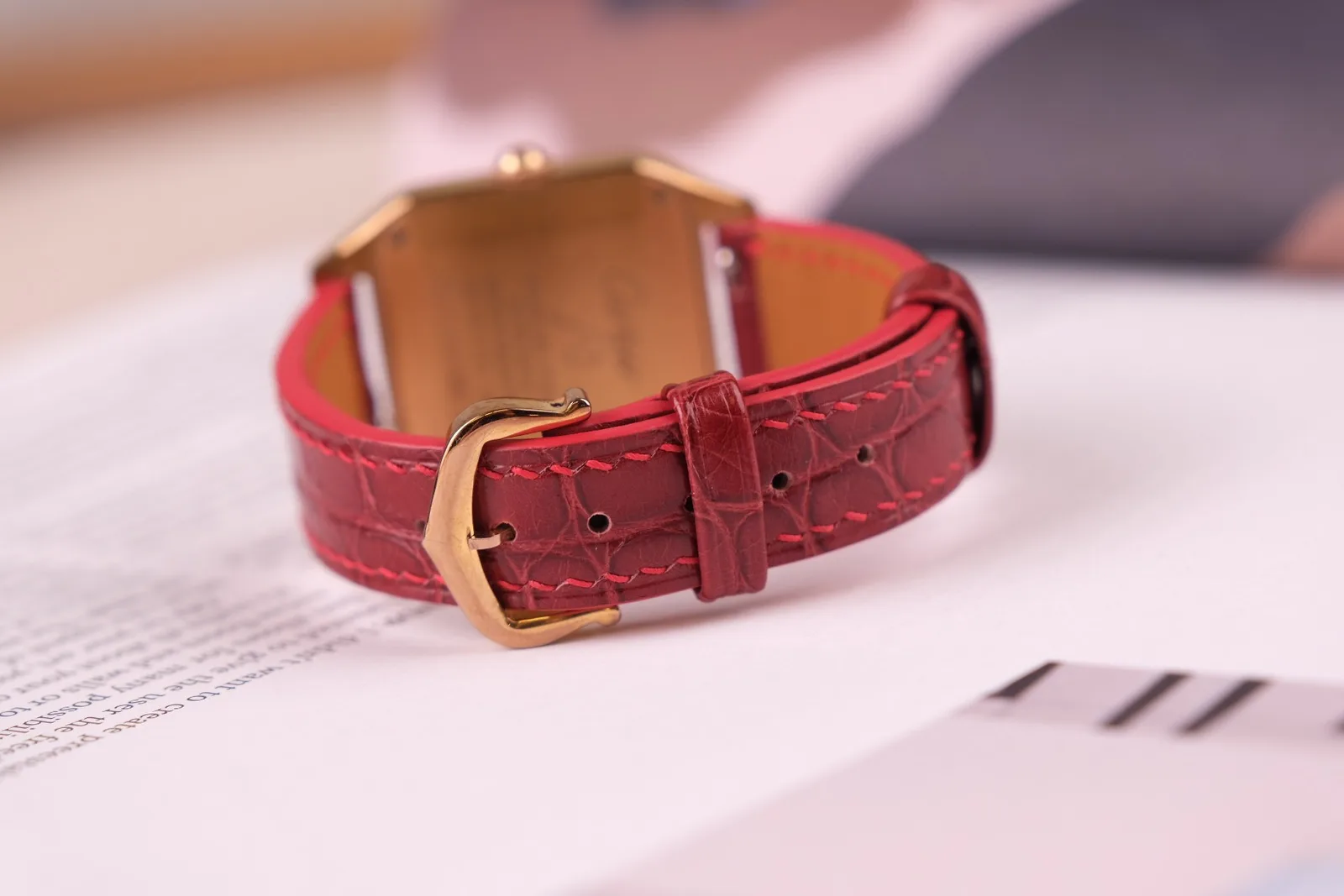 Ảnh Lifestyle Dây đồng hồ da cá sấu màu đỏ mận cho Cartier - Koi Leather