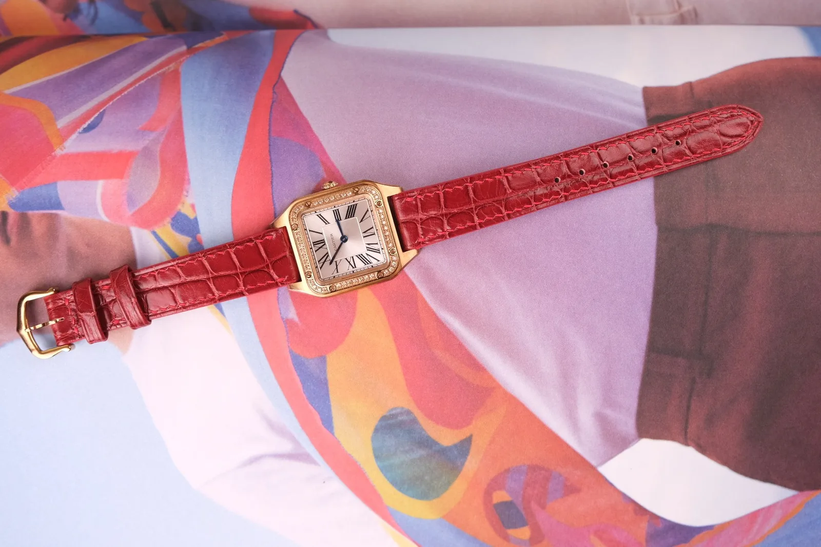 Ảnh Lifestyle Dây đồng hồ da cá sấu màu đỏ mận cho Cartier - Koi Leather