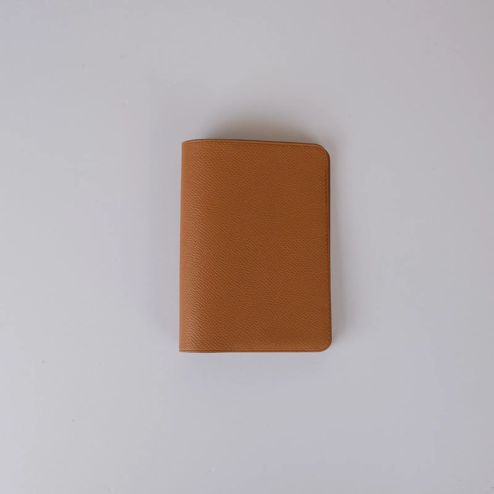 Ảnh Studio Bao da hộ chiếu da bò Epsom màu nâu Gold - Koi Leather