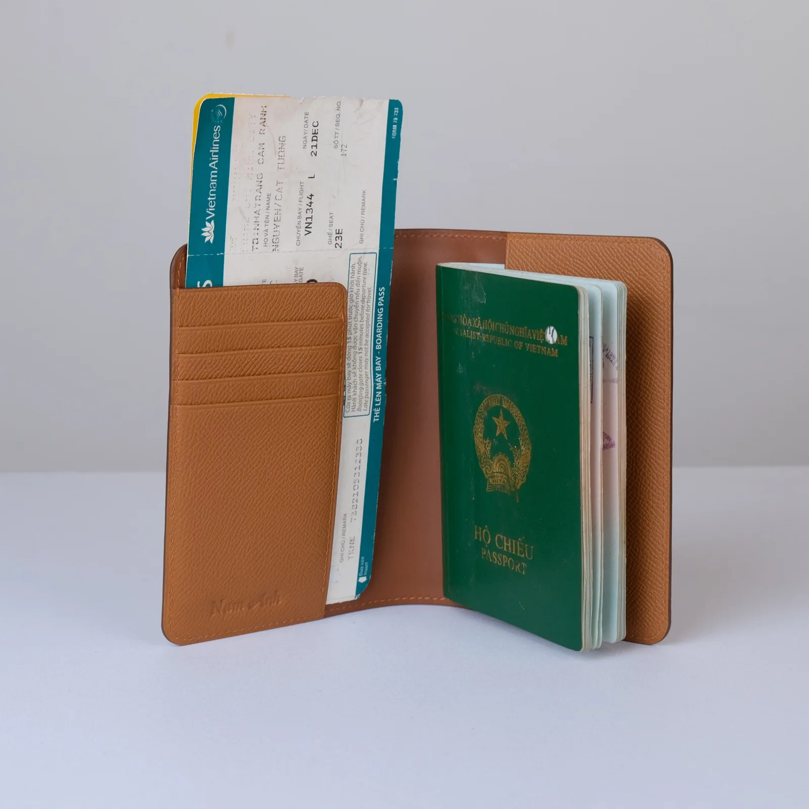 Ảnh Studio Bao da hộ chiếu da bò Epsom màu nâu Gold - Koi Leather