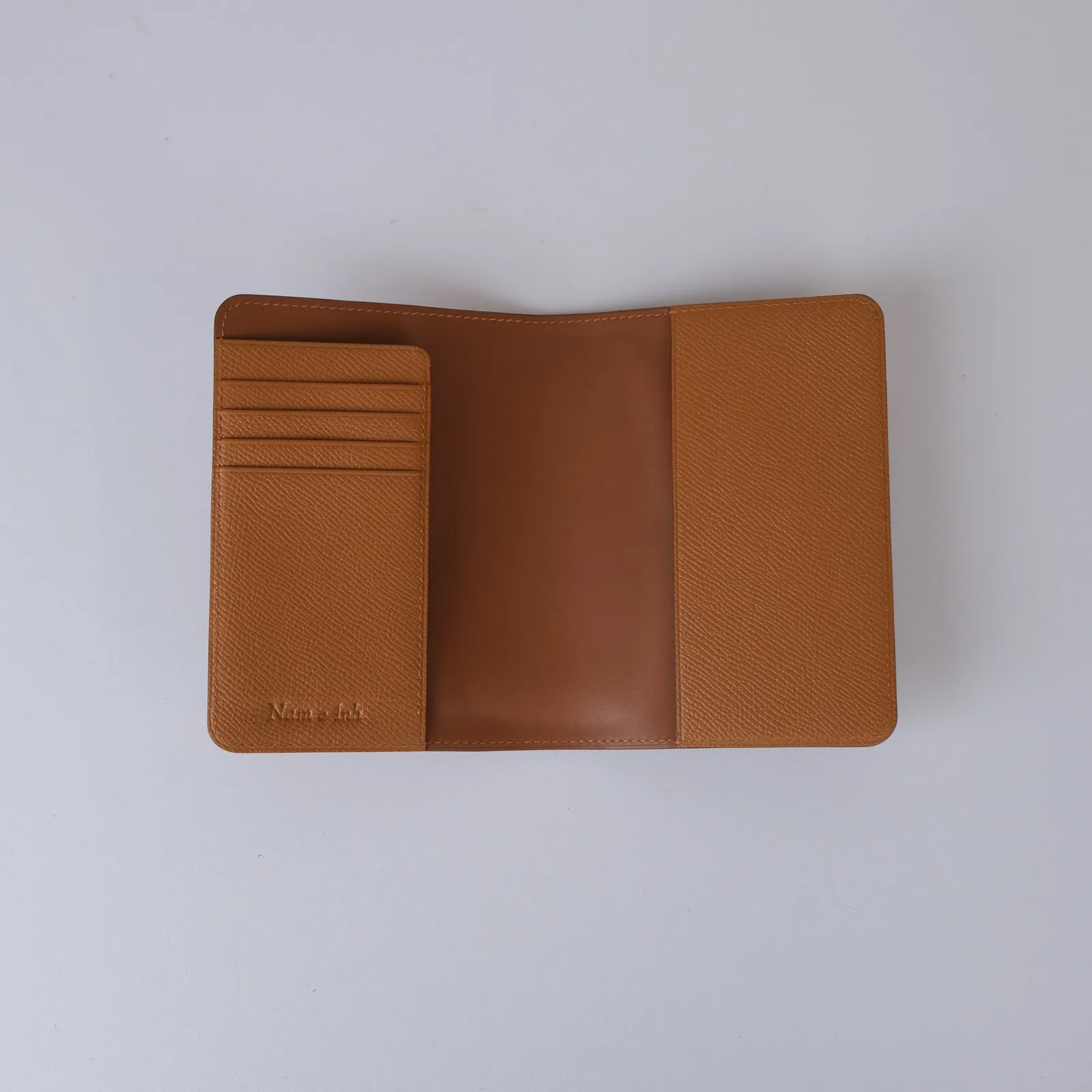 Ảnh Studio Bao da hộ chiếu da bò Epsom màu nâu Gold - Koi Leather