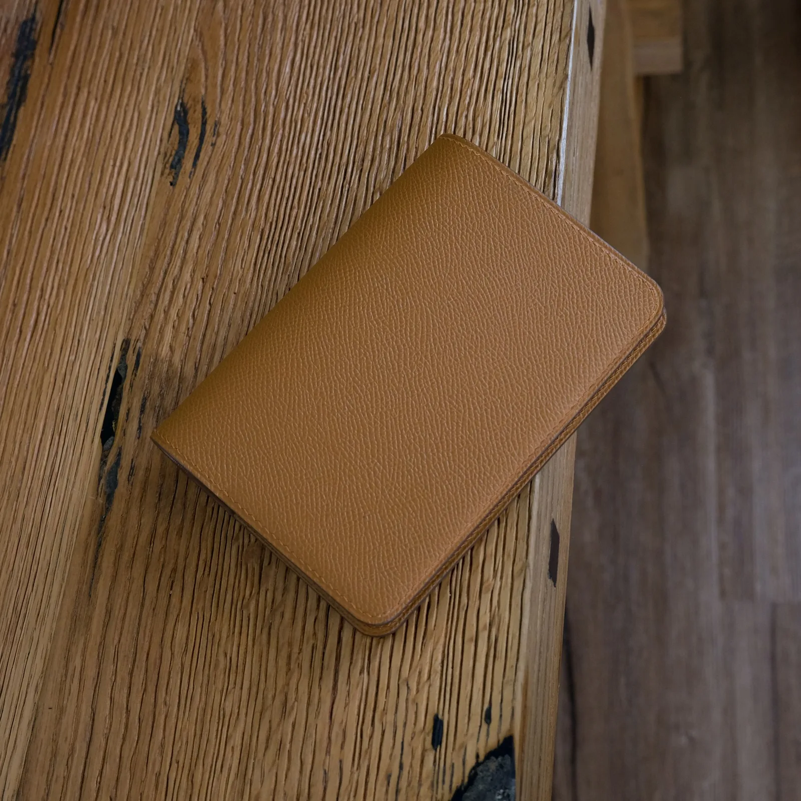 Ảnh Lifestyle Bao da hộ chiếu da bò Epsom màu nâu Gold - Koi Leather