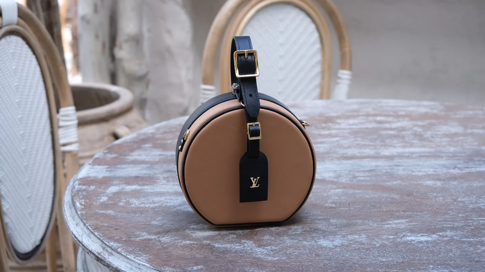 Ảnh Lifestyle Túi xách da bò dáng hộp tròn phối hai màu vàng bò và đen - Koi Leather