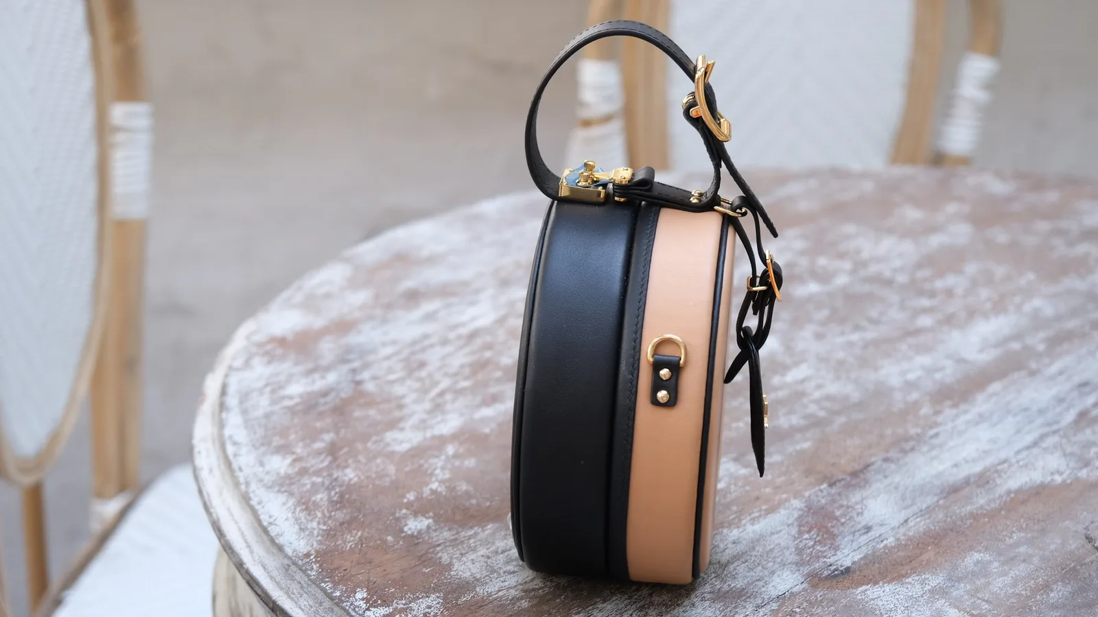 Ảnh Lifestyle Túi xách da bò dáng hộp tròn phối hai màu vàng bò và đen - Koi Leather