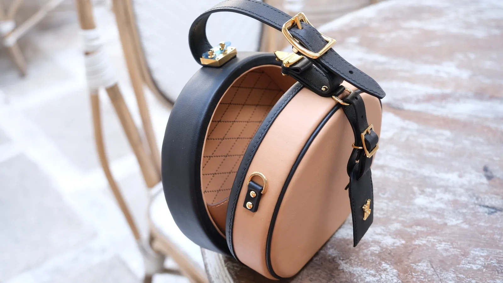 Ảnh Lifestyle Túi xách da bò dáng hộp tròn phối hai màu vàng bò và đen - Koi Leather