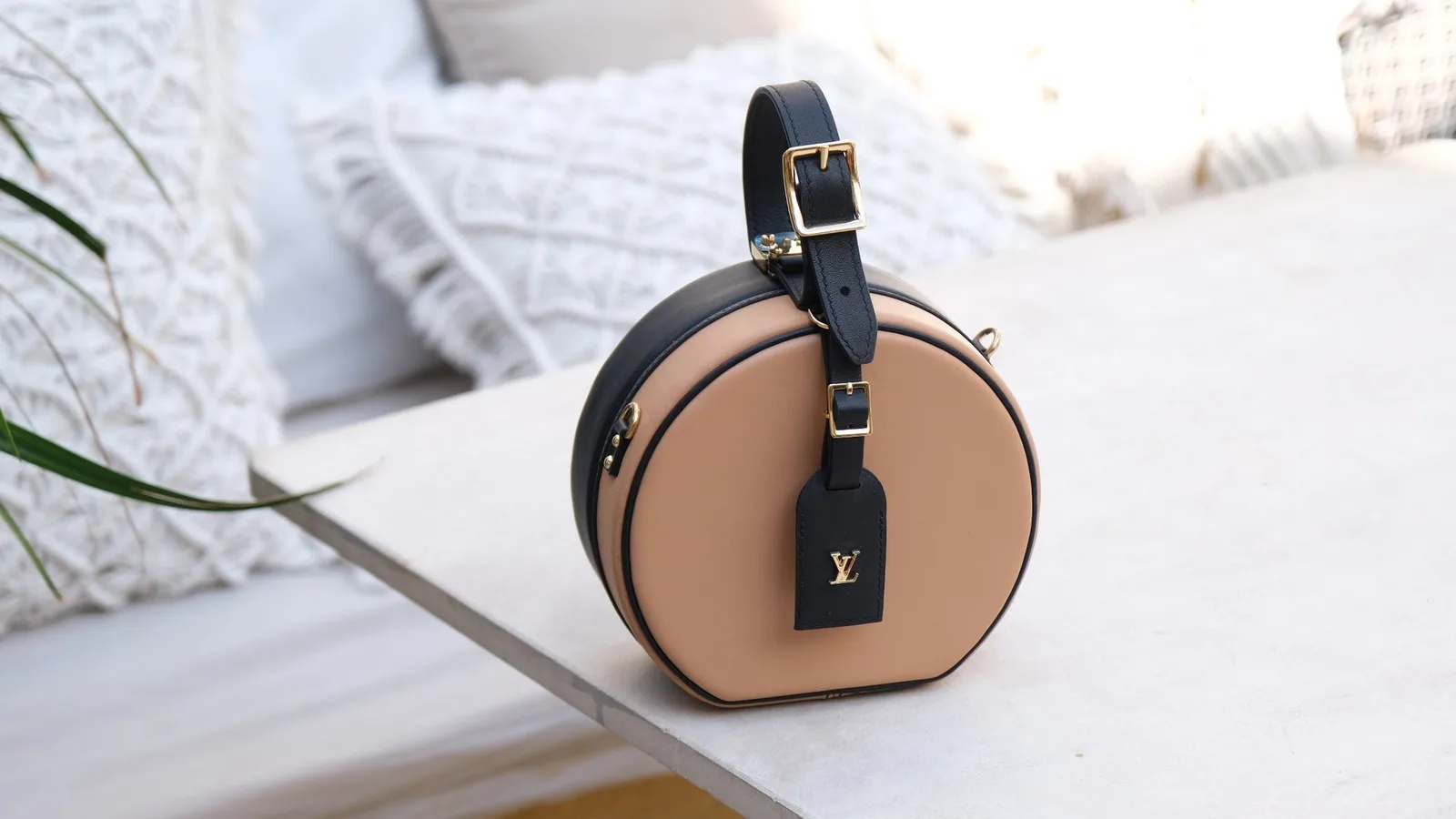 Ảnh Lifestyle Túi xách da bò dáng hộp tròn phối hai màu vàng bò và đen - Koi Leather
