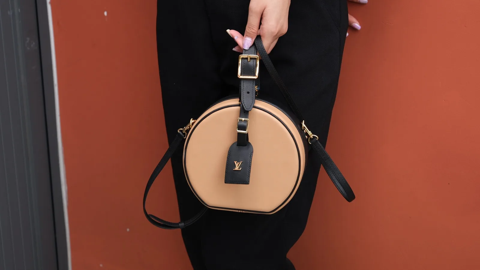 Ảnh Lifestyle Túi xách da bò dáng hộp tròn phối hai màu vàng bò và đen - Koi Leather