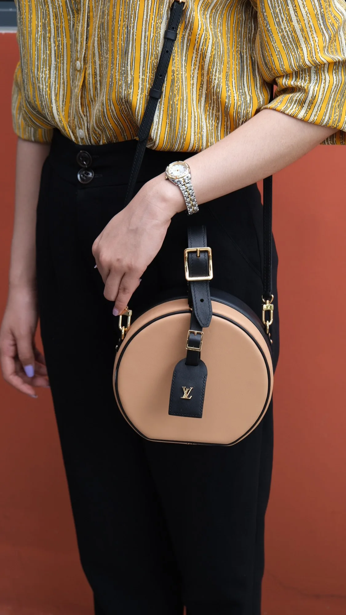 Ảnh Lifestyle Túi xách da bò dáng hộp tròn phối hai màu vàng bò và đen - Koi Leather