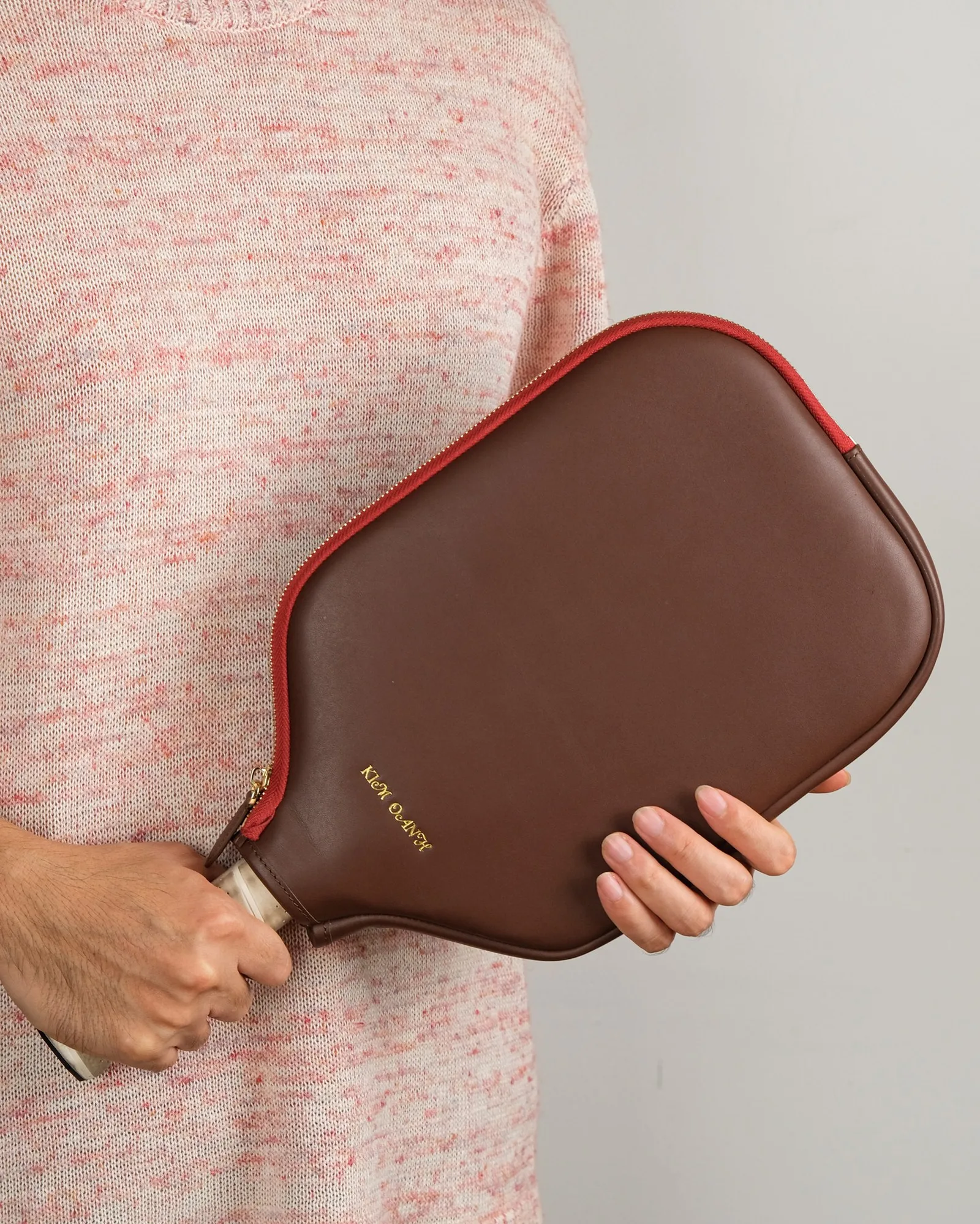 Ảnh Lifestyle Bao da bọc vợt pickleball da bò màu nâu phối khóa đỏ - Koi Leather