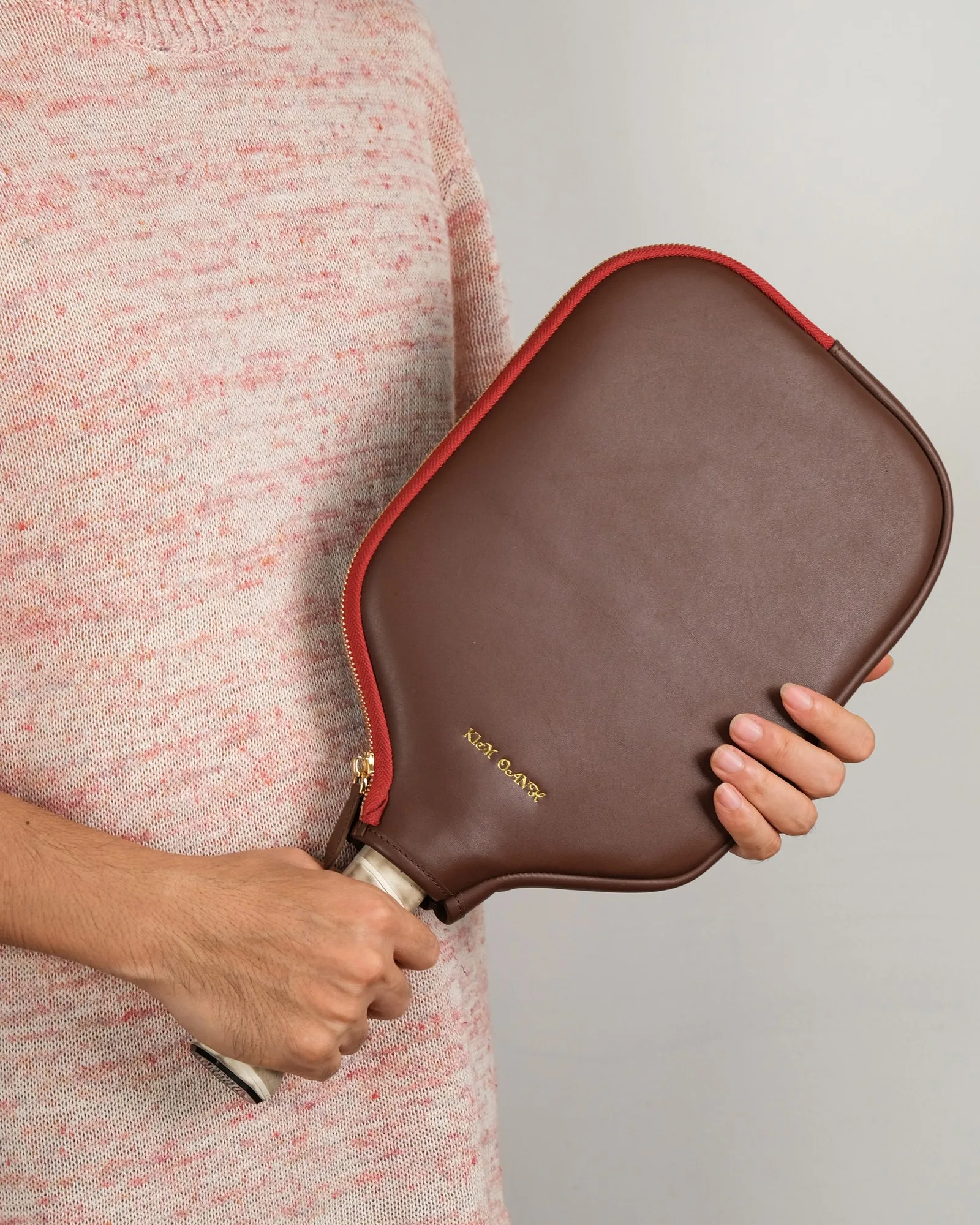 Ảnh Lifestyle Bao da bọc vợt pickleball da bò màu nâu phối khóa đỏ - Koi Leather