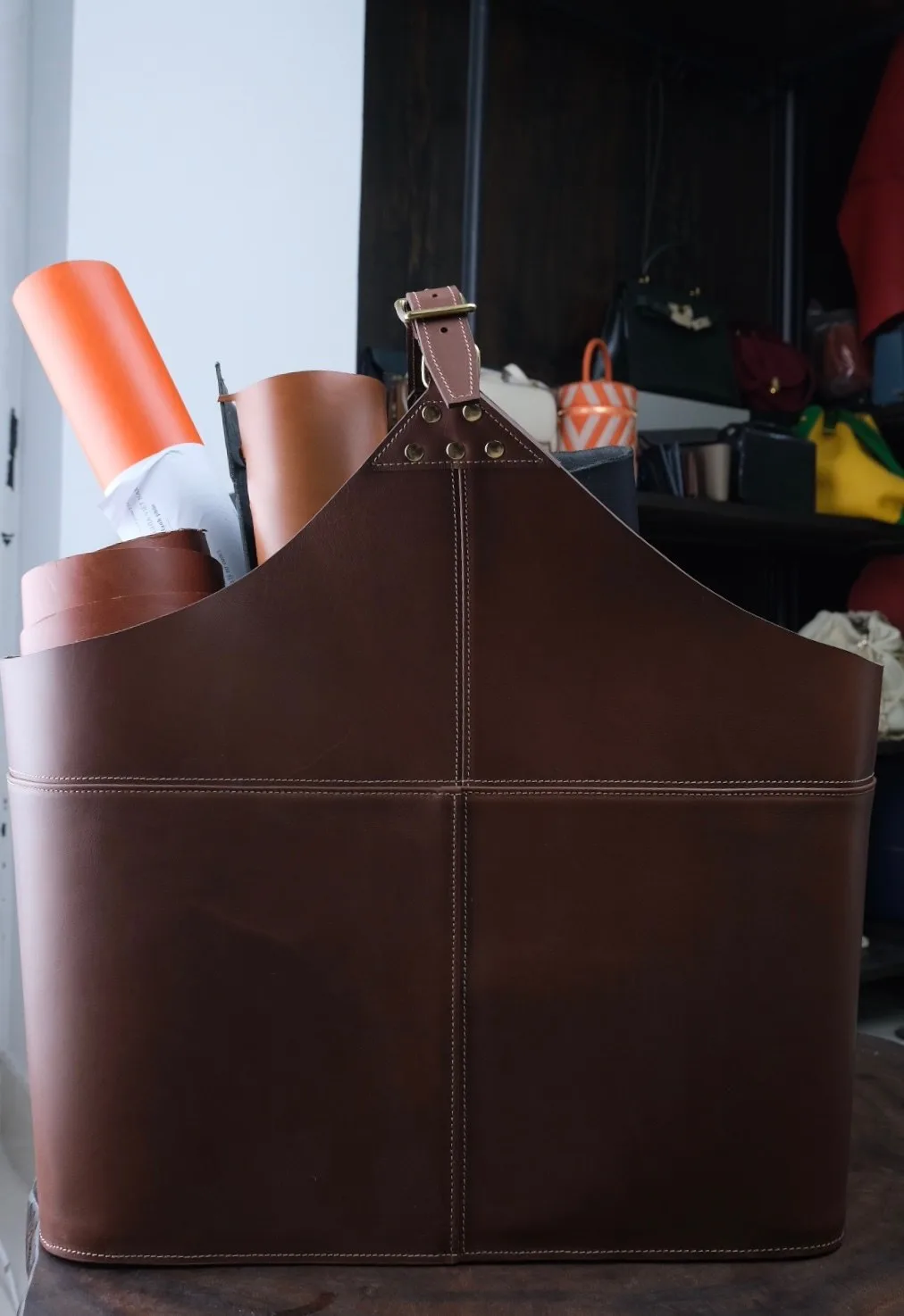 Ảnh Studio Giỏ da đựng đồ decor quai xách màu nâu đậm - Koi Leather