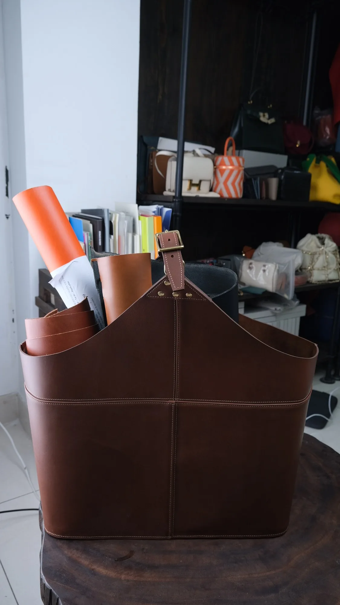 Ảnh Studio Giỏ da đựng đồ decor quai xách màu nâu đậm - Koi Leather