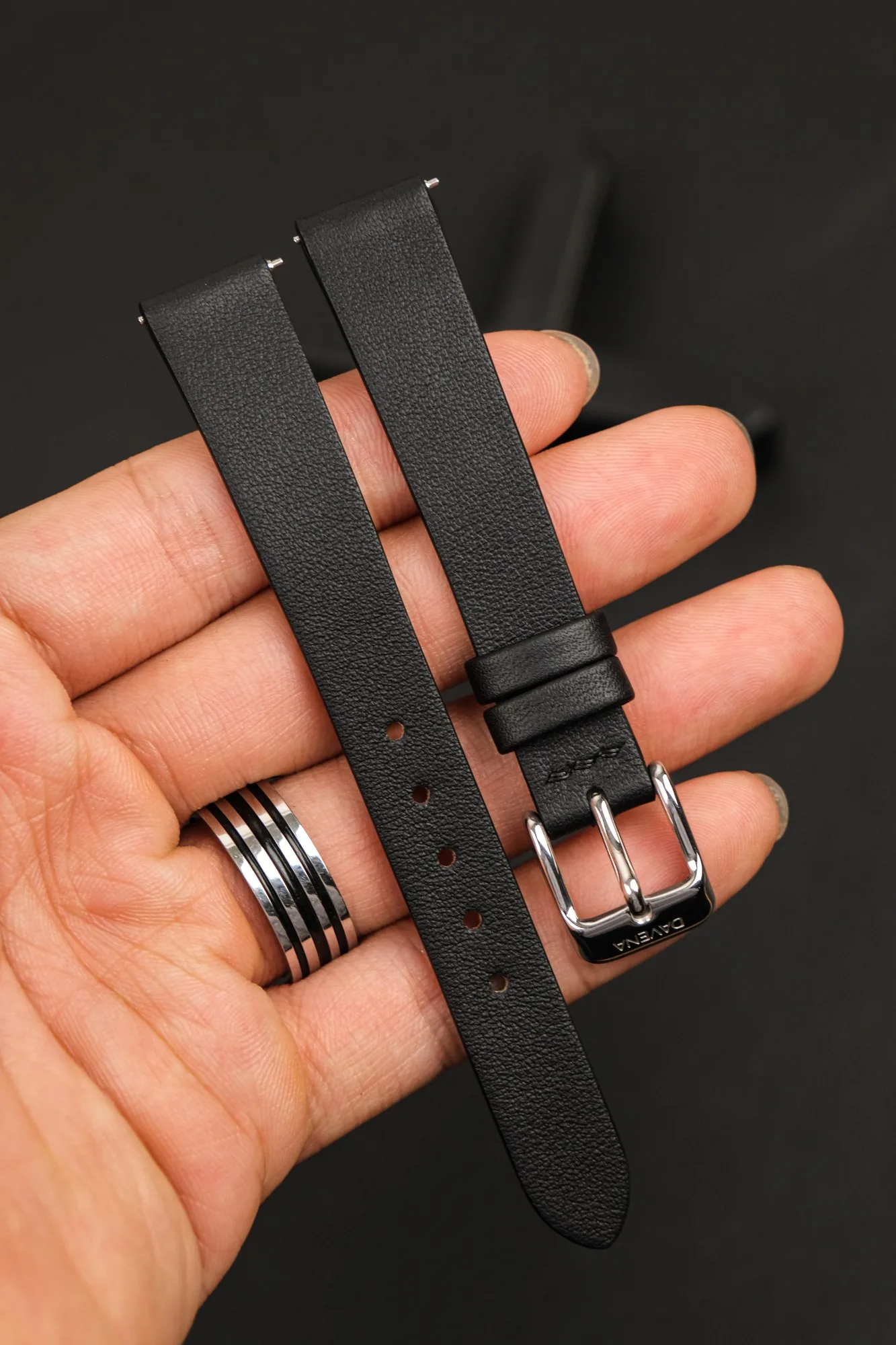 Ảnh Lifestyle Dây đồng hồ nữ da bò màu đen cho Davena - Koi Leather