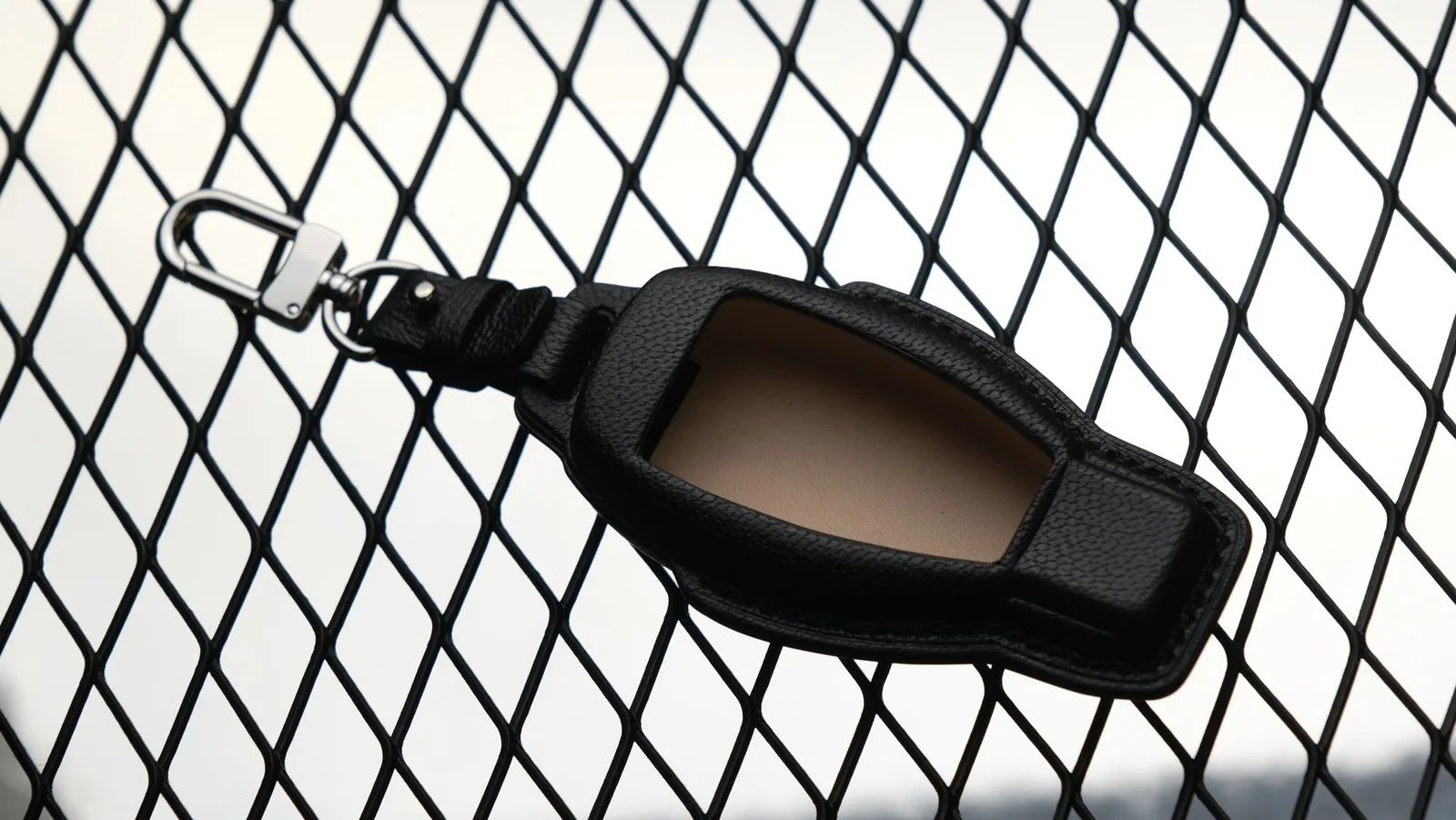 Ảnh Studio Bọc chìa khóa ô tô Mercedes da Togo đen - Koi Leather