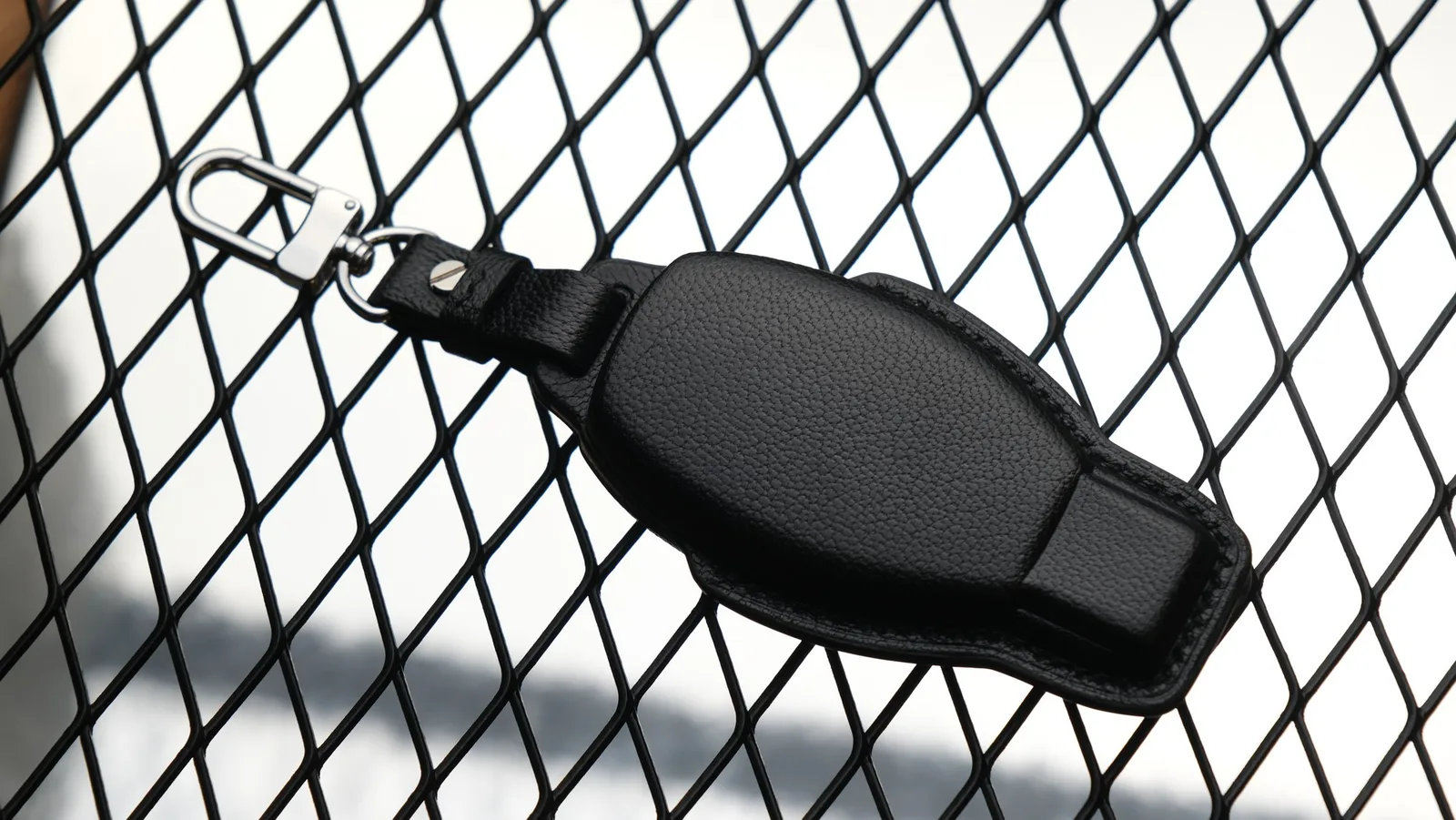 Ảnh Studio Bọc chìa khóa ô tô Mercedes da Togo đen - Koi Leather