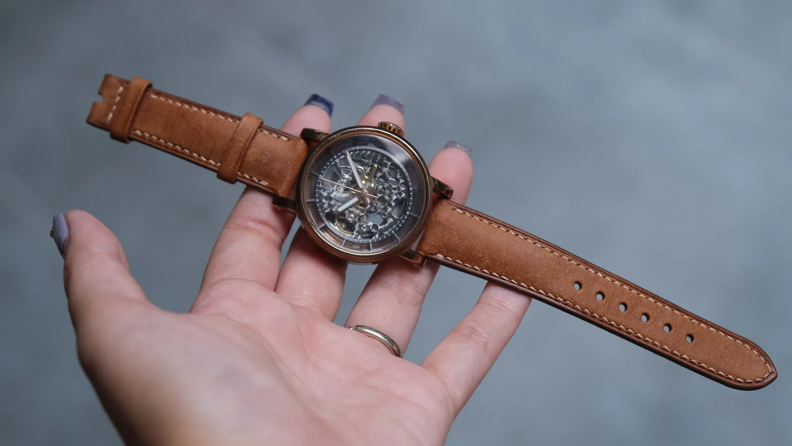 Ảnh Lifestyle Dây đồng hồ da bò Pueblo cho Fossil màu nâu walnut - Koi Leather
