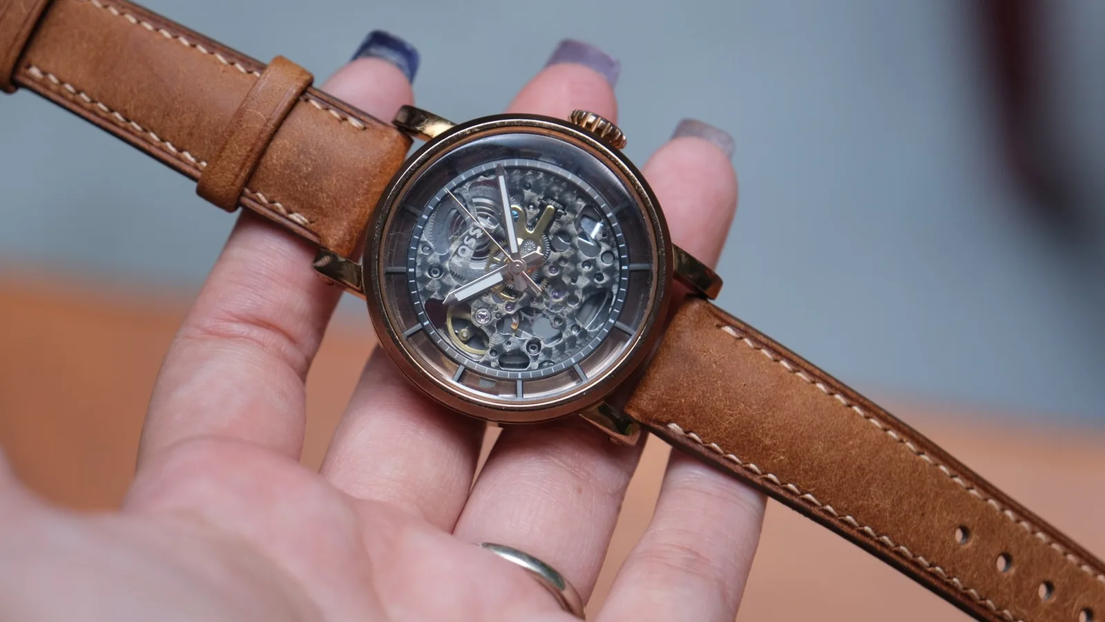Ảnh Lifestyle Dây đồng hồ da bò Pueblo cho Fossil màu nâu walnut - Koi Leather