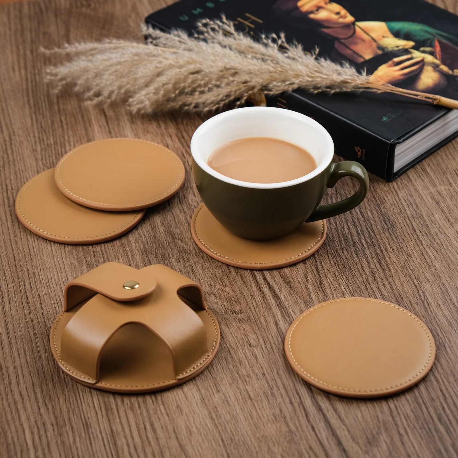 Ảnh Lifestyle Bộ 4 lót ly da Nappa màu vàng bò kèm khay giữ - Koi Leather