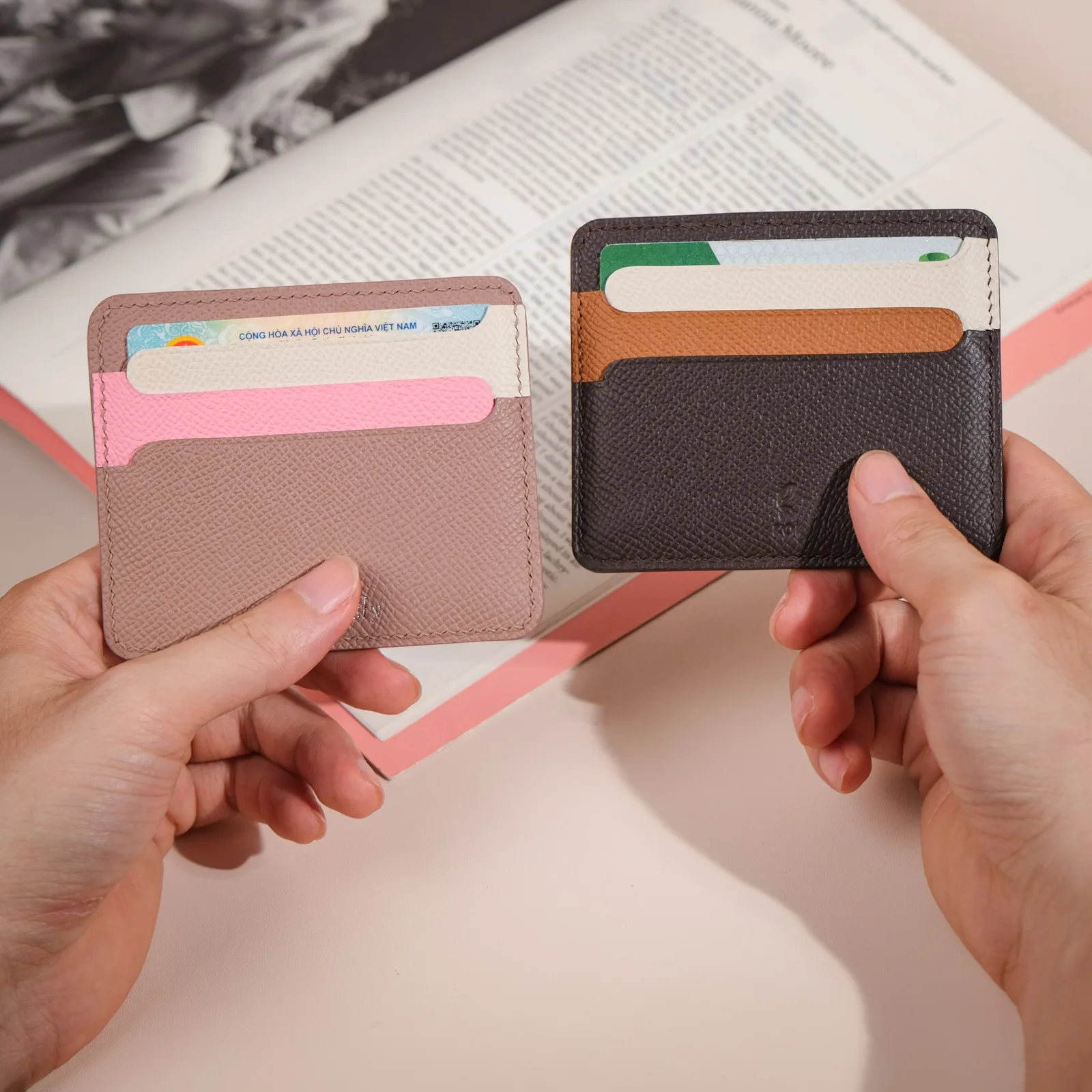 Ảnh Lifestyle Ví thẻ Senot da Epsom phối màu - Koi Leather